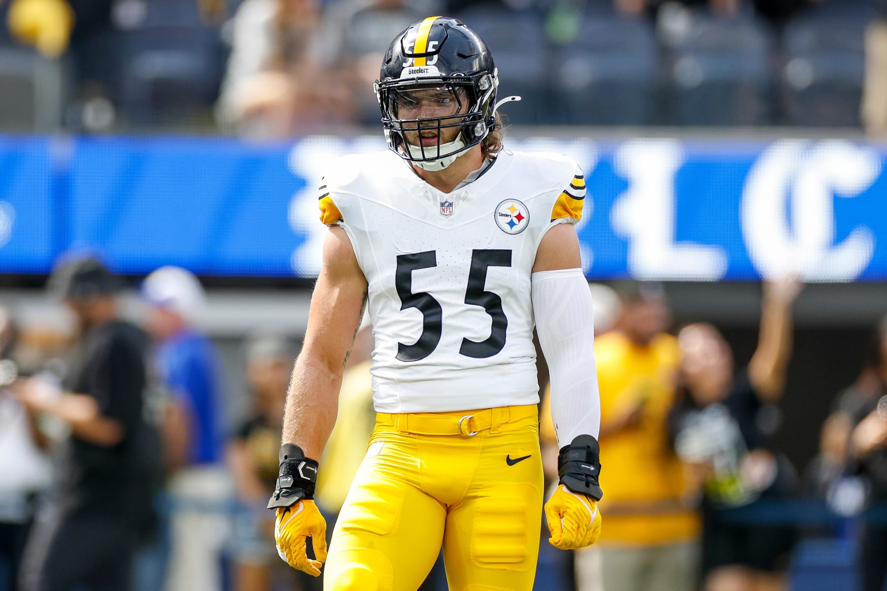 INGLEWOOD, CA - OCTOBER 22: Pittsburgh Steelers linebacker Cole Holcomb (55) warms ups prior to an NFL regular season game between the Pittsburgh Steelers and the Los Angeles Rams on October 22, 2023, at SoFi Stadium in Inglewood, CA. (Photo by Brandon Sloter/Icon Sportswire via Getty Images)
