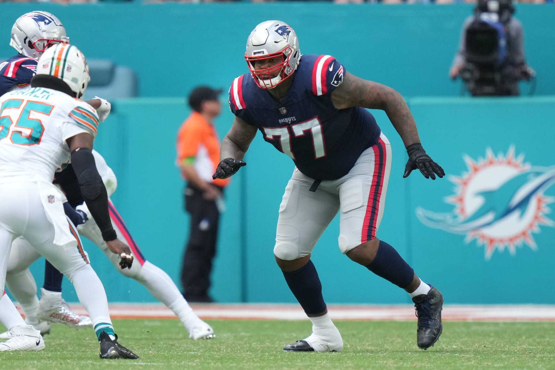 MIAMI GARDENS, FL - OCTOBER 29: New England Patriots offensive tackle Trent Brown (77) protects the passer during the game between the New England Patriots and the Miami Dolphins on Sunday, October 29, 2023 at Hard Rock Stadium, Miami Gardens, Fla. (Photo by Peter Joneleit/Icon Sportswire via Getty Images)