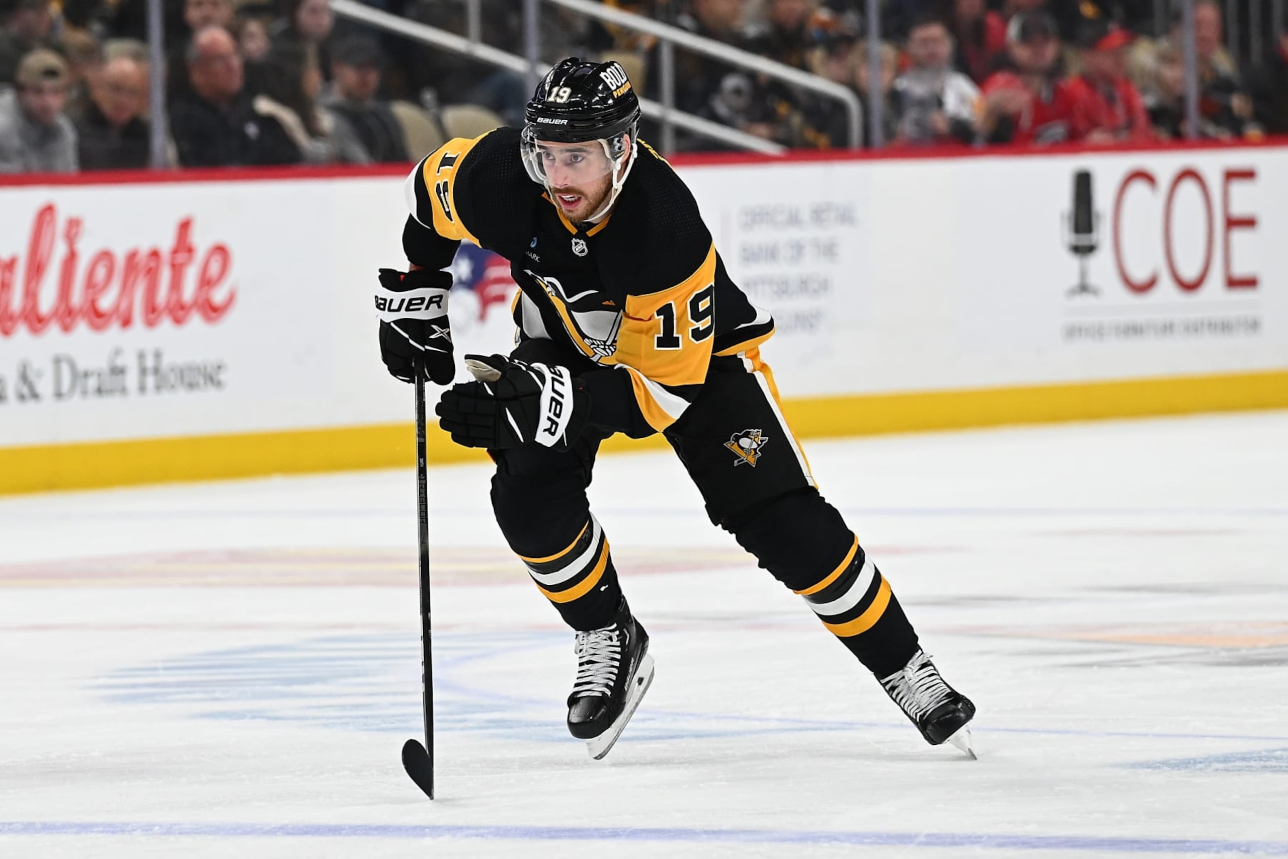 PITTSBURGH, PENNSYLVANIA - MARCH 26: Reilly Smith #19 of the Pittsburgh Penguins skates in the third period during the game against the Carolina Hurricanes at PPG PAINTS Arena on March 26, 2024 in Pittsburgh, Pennsylvania. (Photo by Justin Berl/Getty Images)