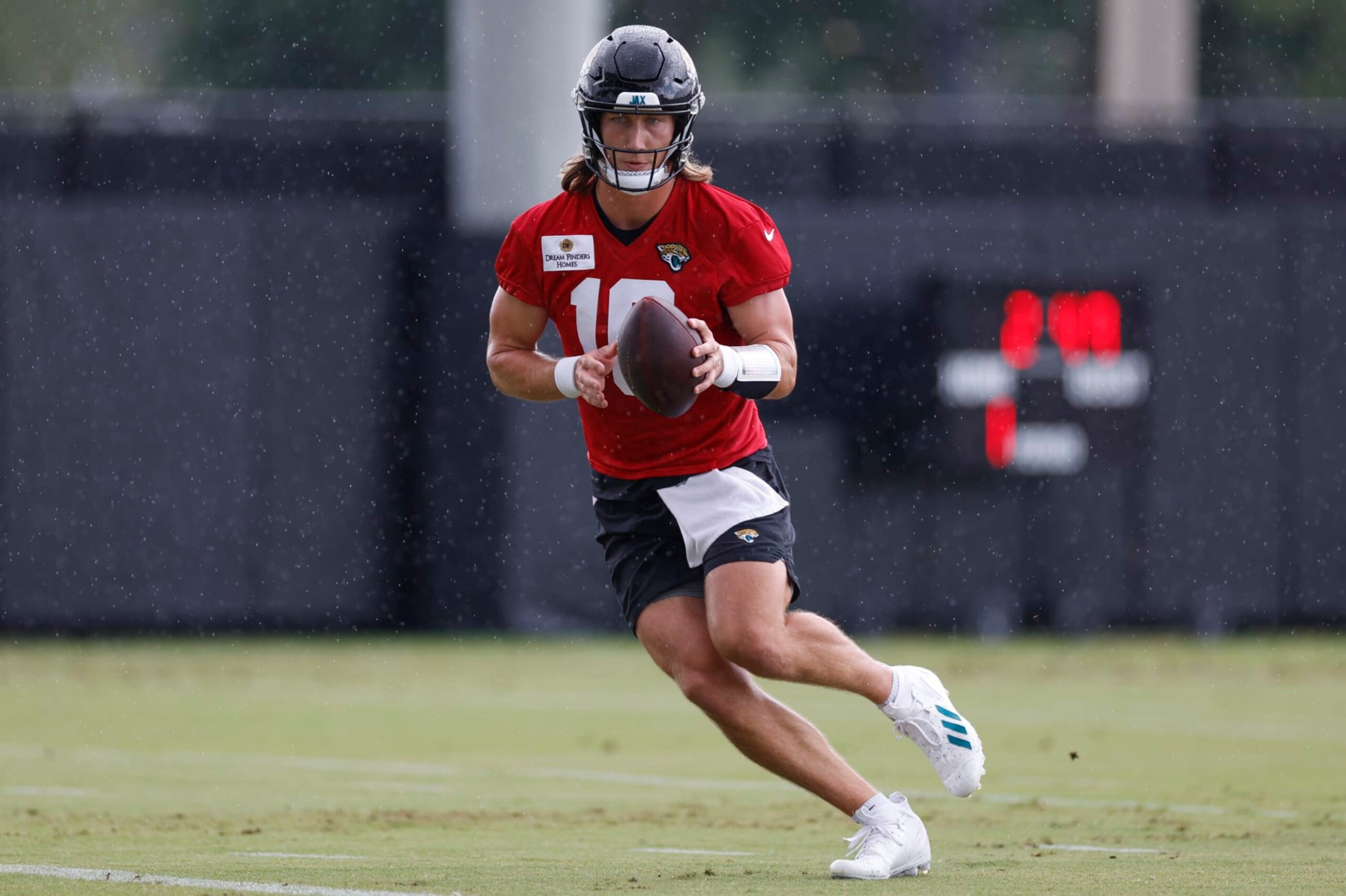 JACKSONVILLE, FL - MAY 20: Jacksonville Jaguars quarterback Trevor Lawrence (16) during the Jacksonville Jaguars OTA on May 20, 2024 at the Miller Electric Center in Jacksonville, Fl.(Photo by David Rosenblum/Icon Sportswire via Getty Images) JACKSONVILLE, FL - MAY 20: Jacksonville Jaguars quarterback Trevor Lawrence (16) during the Jacksonville Jaguars OTA on May 20, 2024 at the Miller Electric Center in Jacksonville, Fl.(Photo by David Rosenblum/Icon Sportswire via Getty Images)