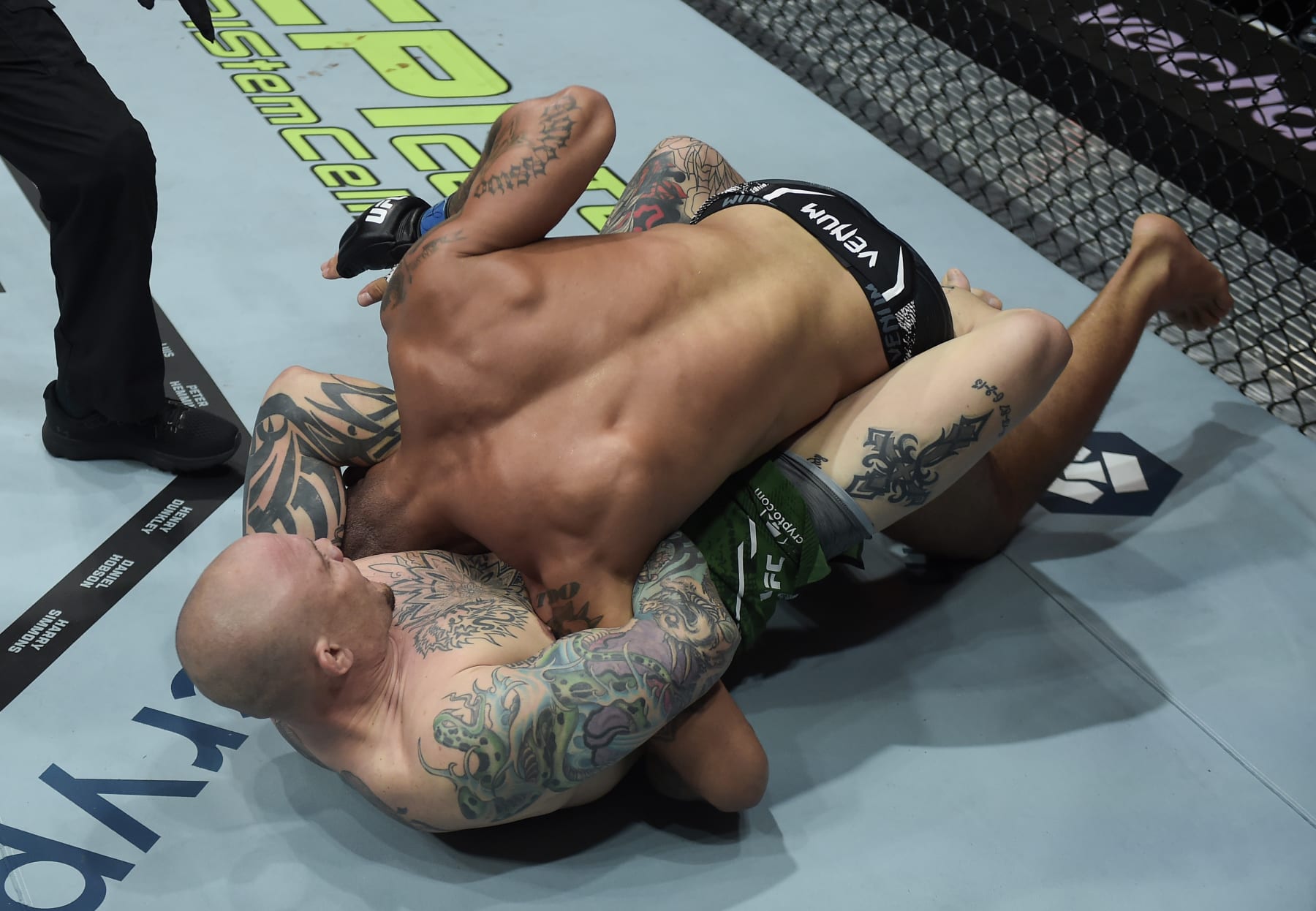 Anthony Smith chokes Vitor Petrino. Anthony Smith chokes Vitor Petrino.