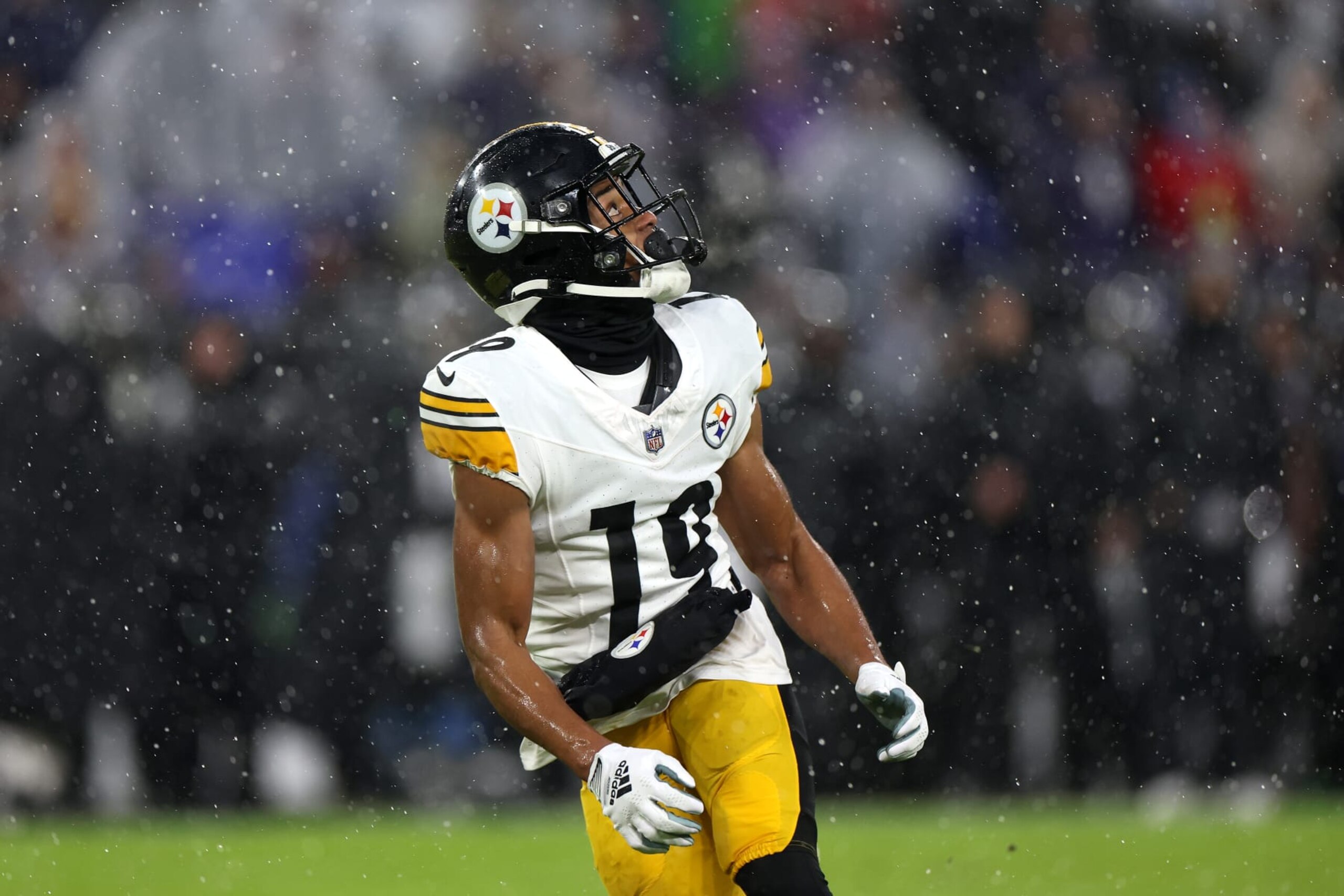 BALTIMORE, MARYLAND - JANUARY 06: Calvin Austin III #19 of the Pittsburgh Steelers fields a punt against the Baltimore Ravens at M&T Bank Stadium on January 06, 2024 in Baltimore, Maryland. (Photo by Rob Carr/Getty Images) BALTIMORE, MARYLAND - JANUARY 06: Calvin Austin III #19 of the Pittsburgh Steelers fields a punt against the Baltimore Ravens at M&T Bank Stadium on January 06, 2024 in Baltimore, Maryland. (Photo by Rob Carr/Getty Images)