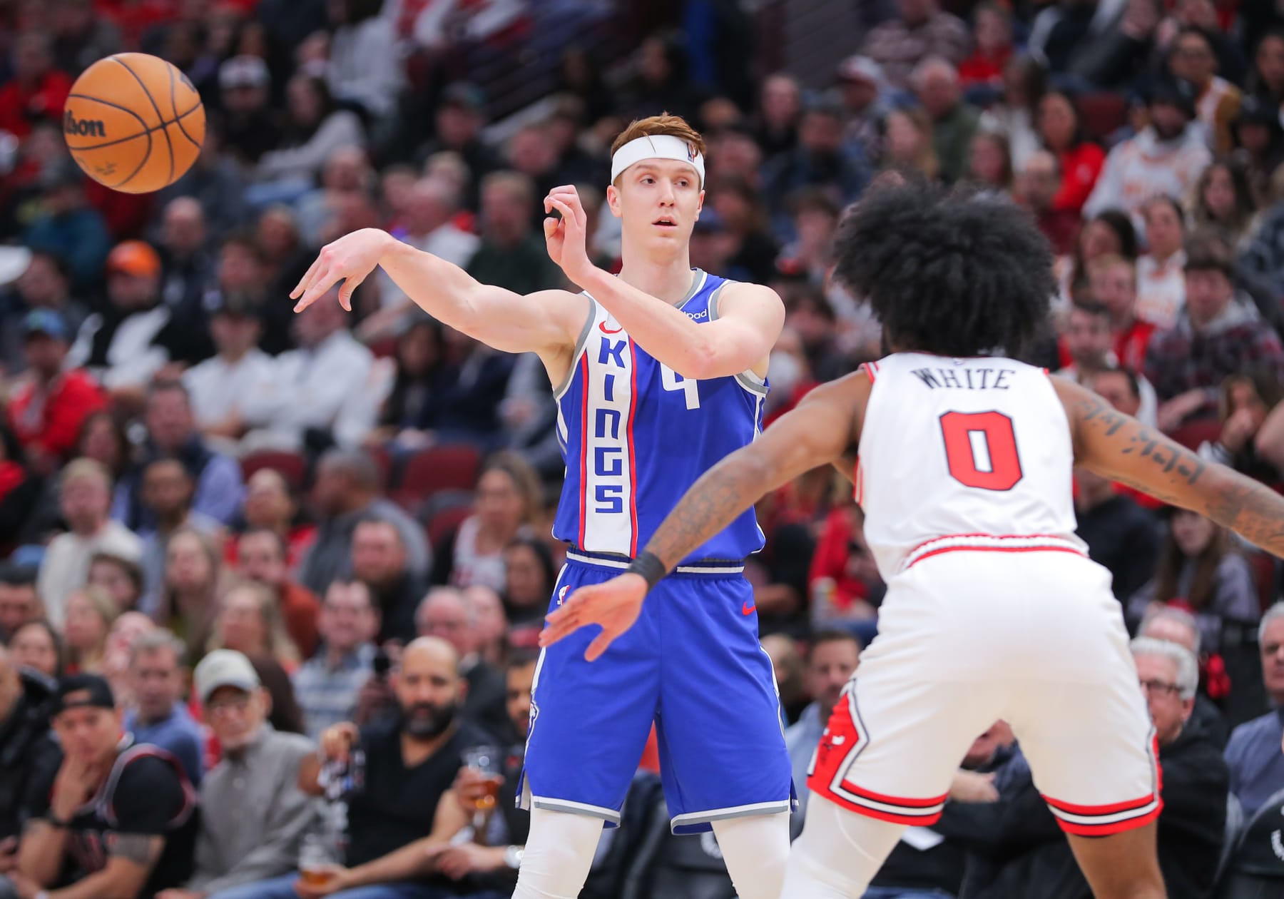 CHICAGO, IL - FEBRUARY 03: Kevin Huerter #9 of the Sacramento Kings passes the ball during the first half against the Chicago Bulls at the United Center on February 3, 2024 in Chicago, Illinois. (Photo by Melissa Tamez/Icon Sportswire via Getty Images)