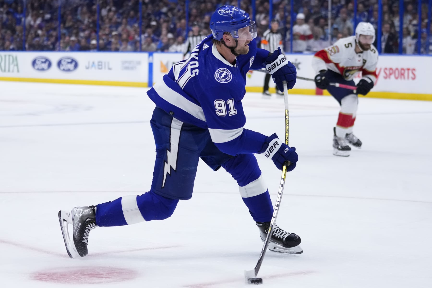 TAMPA, FLORIDA - APRIL 27: Steven Stamkos #91 of the Tampa Bay Lightning takes a shot against the Florida Panthers during the third period of Game Four of the First Round of the 2024 Stanley Cup Playoffs at Amalie Arena on April 27, 2024 in Tampa, Florida. (Photo by Rich Storry/Getty Images)