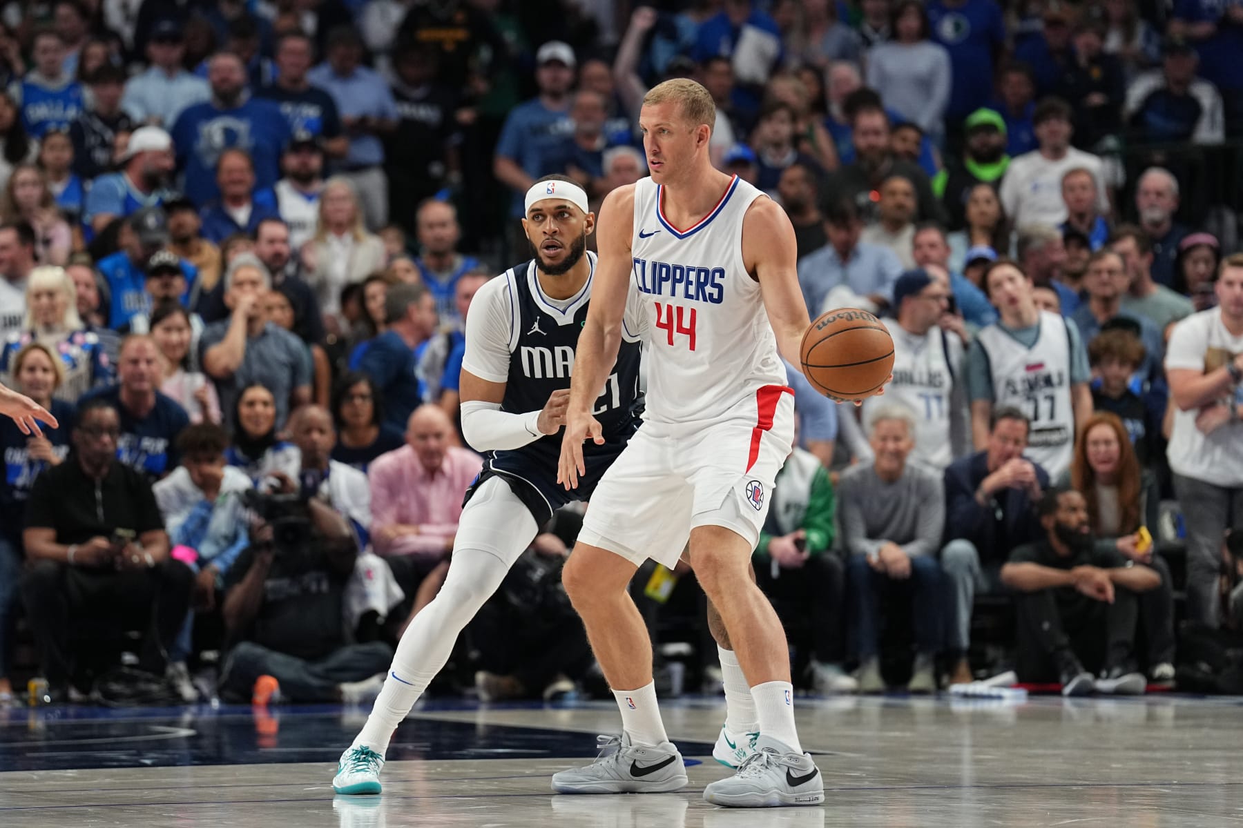 DALLAS, TX - APRIL 28: Mason Plumlee #44 of the LA Clippers handles the ball during the game against the Dallas Mavericks during Round 1 Game 4 of the 2024NBA Playoffs on April 28, 2024 at the American Airlines Center in Dallas, Texas. NOTE TO USER: User expressly acknowledges and agrees that, by downloading and or using this photograph, User is consenting to the terms and conditions of the Getty Images License Agreement. Mandatory Copyright Notice: Copyright 2024 NBAE (Photo by Glenn James/NBAE via Getty Images)