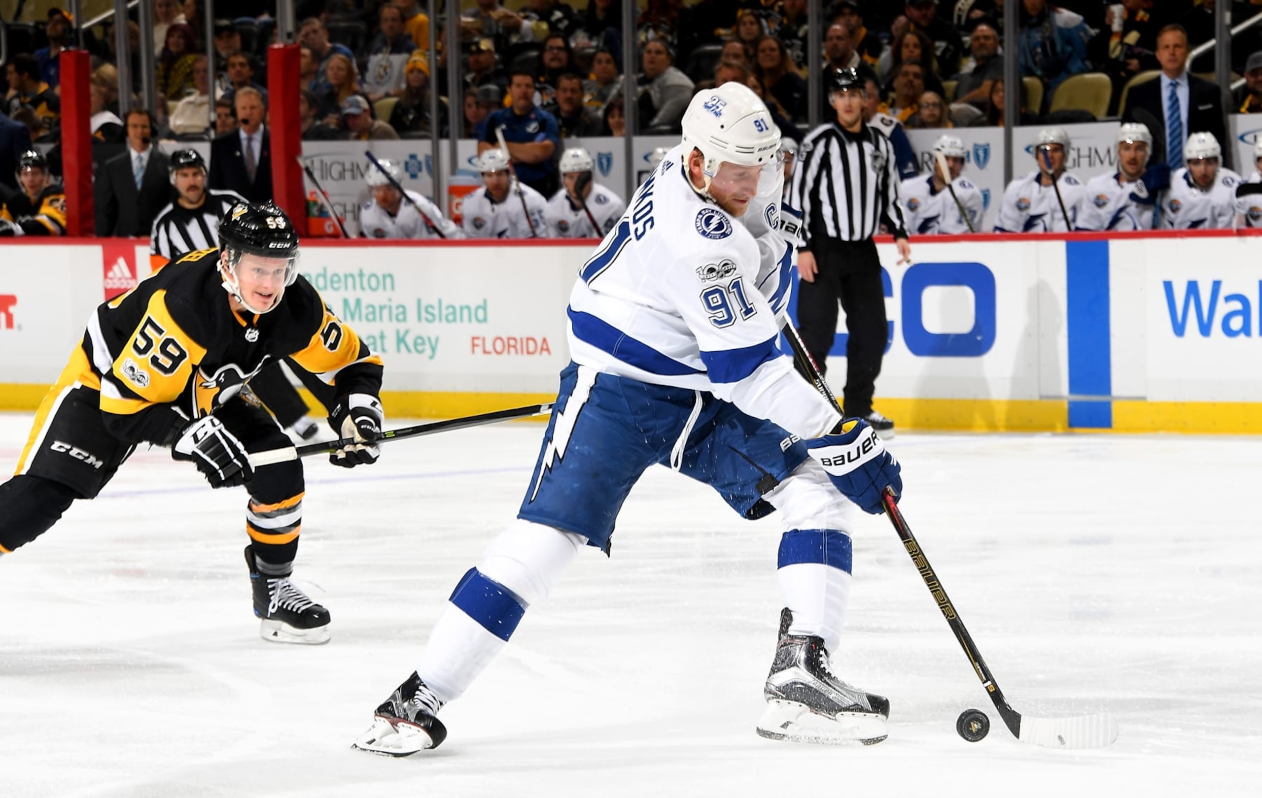 PITTSBURGH, PA - NOVEMBER 25: Steven Stamkos #91 of the Tampa Bay Lightning handles the puck against Jake Guentzel #59 of the Pittsburgh Penguins at PPG Paints Arena on November 25, 2017 in Pittsburgh, Pennsylvania. (Photo by Joe Sargent/NHLI via Getty Images) PITTSBURGH, PA - NOVEMBER 25: Steven Stamkos #91 of the Tampa Bay Lightning handles the puck against Jake Guentzel #59 of the Pittsburgh Penguins at PPG Paints Arena on November 25, 2017 in Pittsburgh, Pennsylvania. (Photo by Joe Sargent/NHLI via Getty Images)