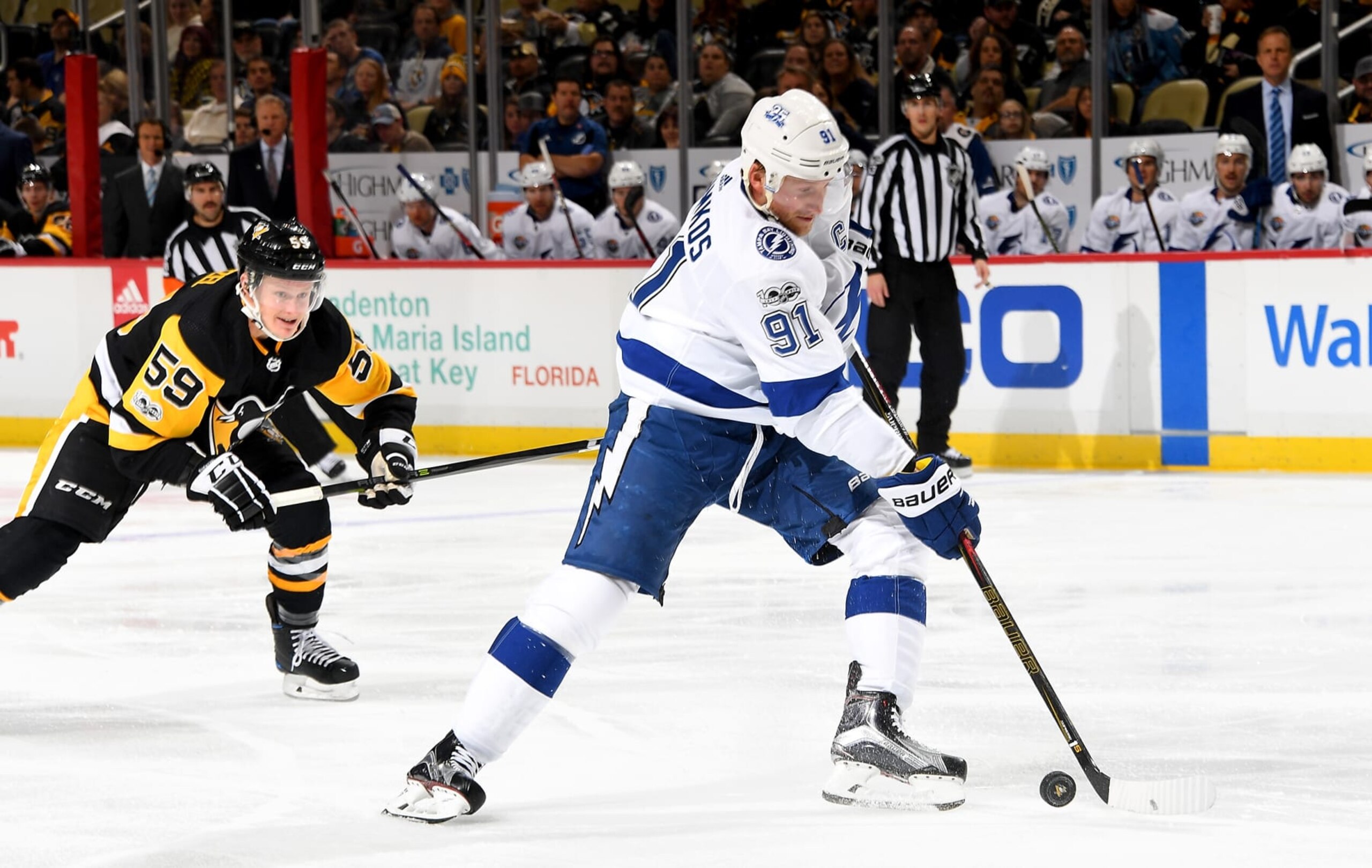 PITTSBURGH, PA - NOVEMBER 25: Steven Stamkos #91 of the Tampa Bay Lightning handles the puck against Jake Guentzel #59 of the Pittsburgh Penguins at PPG Paints Arena on November 25, 2017 in Pittsburgh, Pennsylvania. (Photo by Joe Sargent/NHLI via Getty Images) PITTSBURGH, PA - NOVEMBER 25: Steven Stamkos #91 of the Tampa Bay Lightning handles the puck against Jake Guentzel #59 of the Pittsburgh Penguins at PPG Paints Arena on November 25, 2017 in Pittsburgh, Pennsylvania. (Photo by Joe Sargent/NHLI via Getty Images)