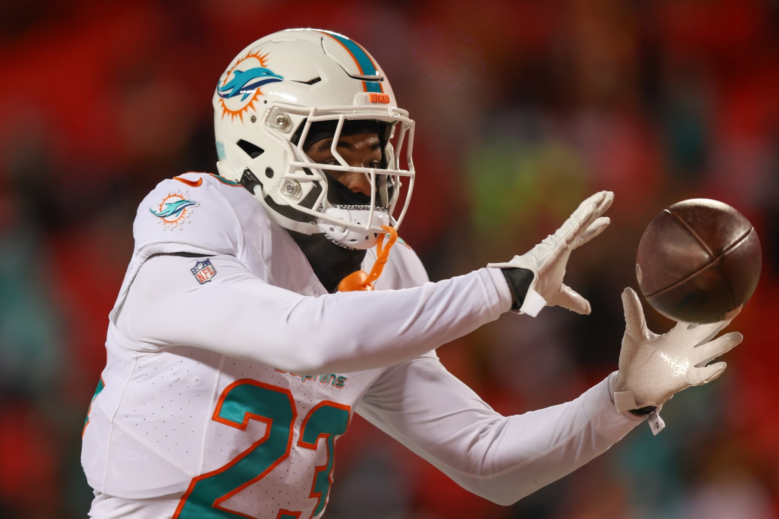 KANSAS CITY, MO - JANUARY 13: Miami Dolphins running back Jeff Wilson Jr. (23) catches a pass before an AFC Wild Card playoff game between the Miami Dolphins and Kansas City Chiefs on Jan 13, 2024 at GEHA Field at Arrowhead Stadium in Kansas City, MO. (Photo by Scott Winters/Icon Sportswire via Getty Images)
