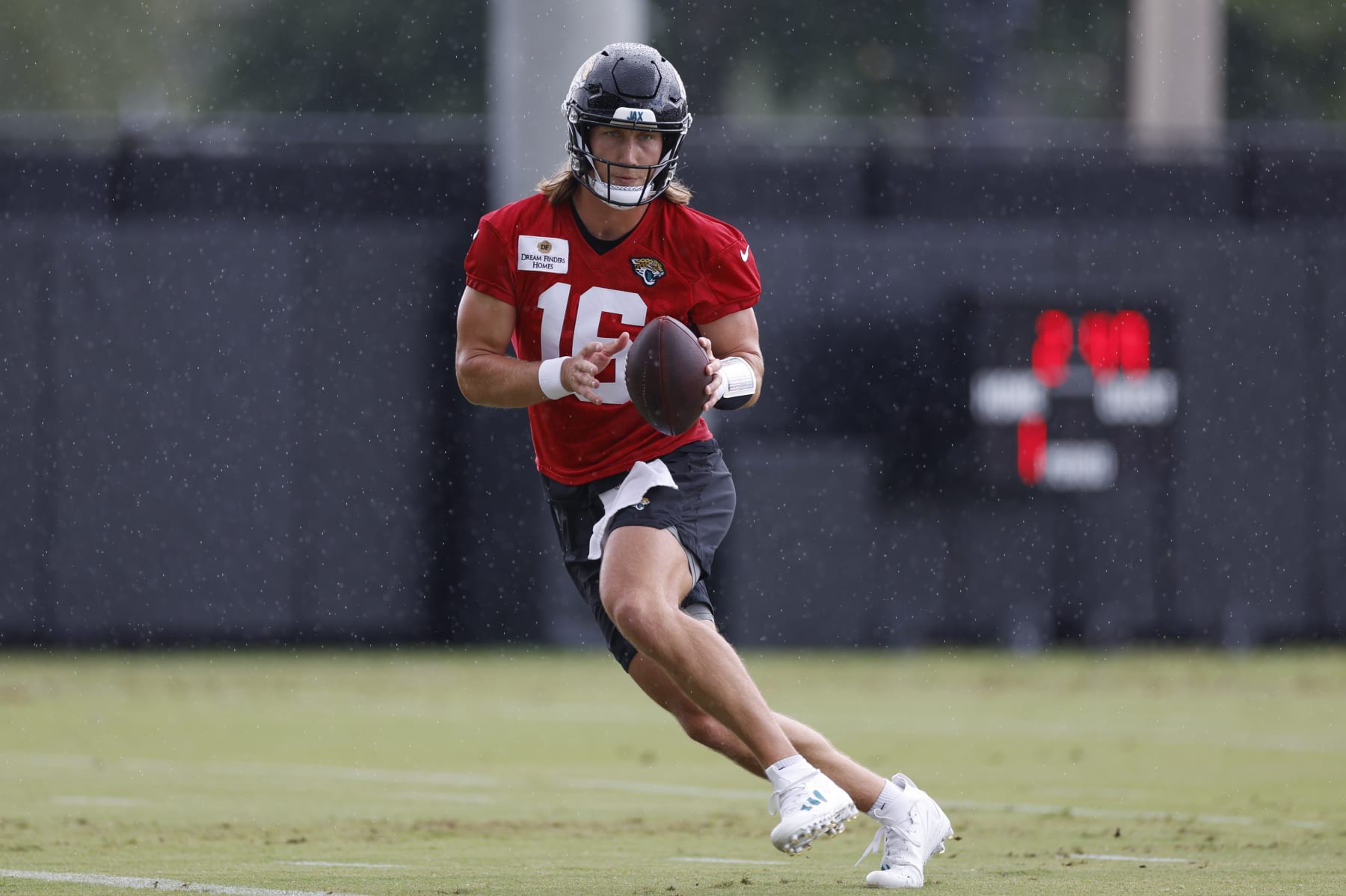 JACKSONVILLE, FL - MAY 20: Jacksonville Jaguars quarterback Trevor Lawrence (16) during the Jacksonville Jaguars OTA on May 20, 2024 at the Miller Electric Center in Jacksonville, Fl.(Photo by David Rosenblum/Icon Sportswire via Getty Images)