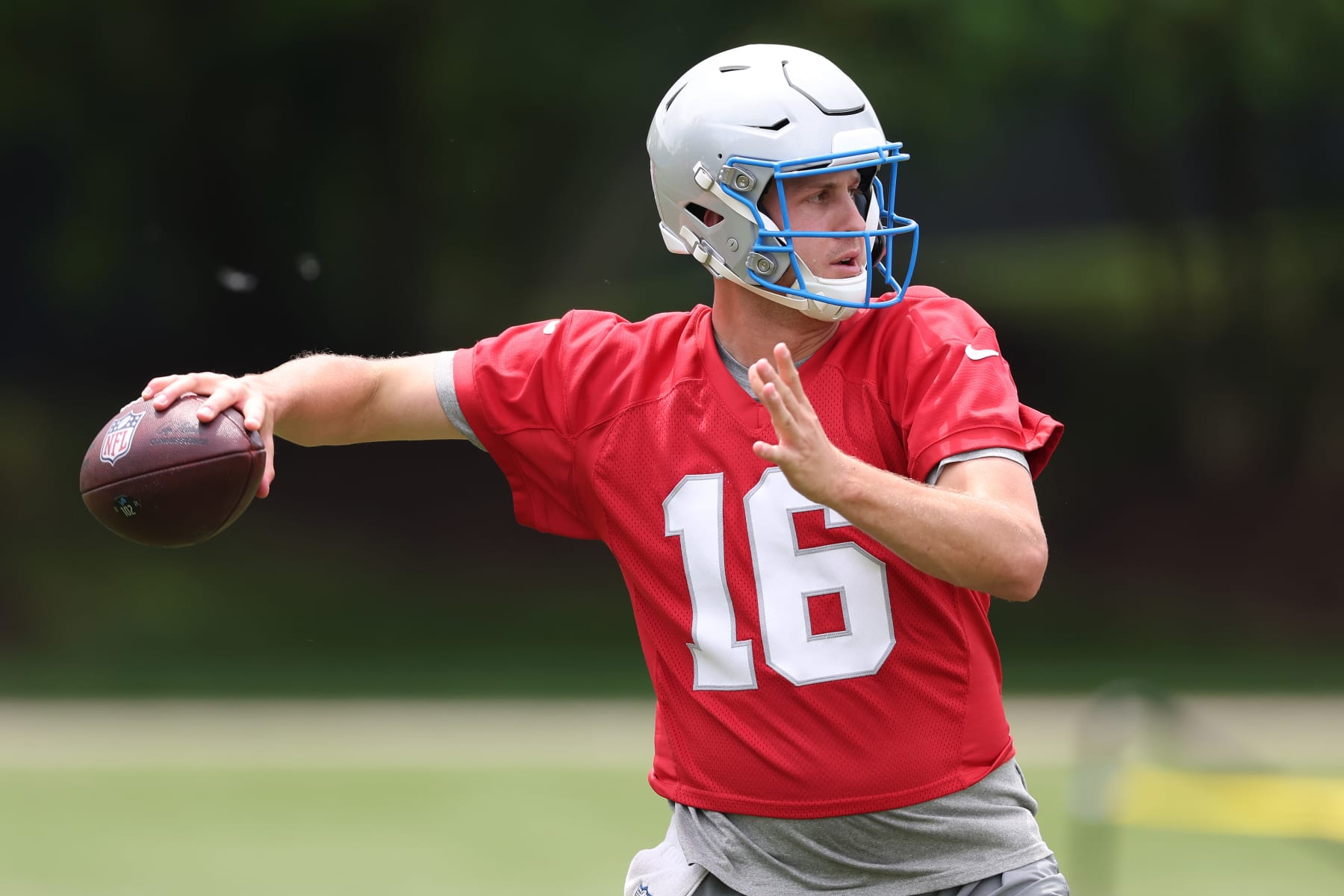 ALLEN PARK, MICHIGAN - JUNE 05: Jared Goff of the Detroit Lions throws a pass during mandatory minicamp at the Detroit Lions Headquarters and Training Facility on June 05, 2024 in Allen Park, Michigan. (Photo by Gregory Shamus/Getty Images)