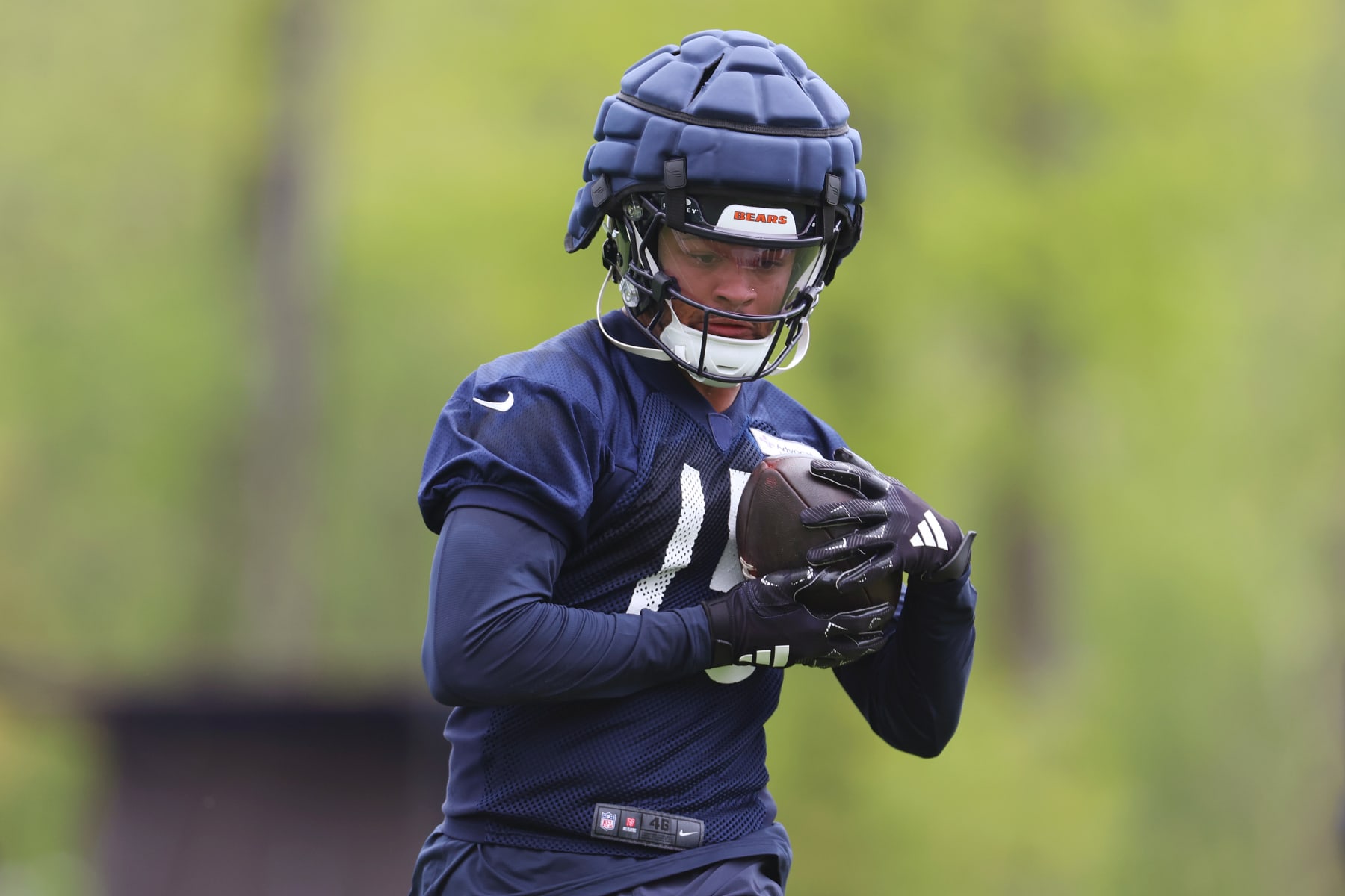 LAKE FOREST, ILLINOIS - MAY 10: Rome Odunze #15 of the Chicago Bears catches a pass during Chicago Bears Rookie Minicamp at Halas Hall on May 10, 2024 in Lake Forest, Illinois.  (Photo by Michael Reaves/Getty Images)