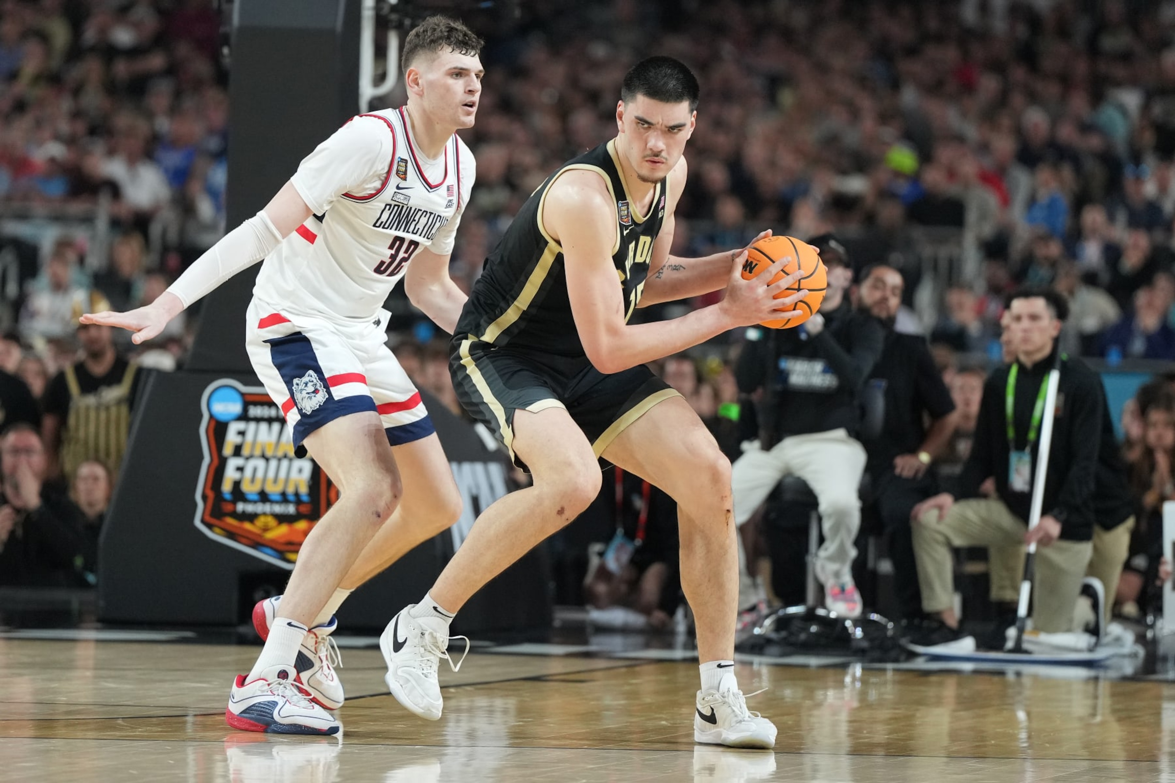 GLENDALE, ARIZONA - APRIL 08: Zach Edey #15 of the Purdue Boilermakers tries to get around Donovan Clingan #32 of the Connecticut Huskies during the National College Basketball Championship game at State Farm Stadium on April 08, 2024 in Glendale, Arizona. (Photo by Mitchell Layton/Getty Images) GLENDALE, ARIZONA - APRIL 08: Zach Edey #15 of the Purdue Boilermakers tries to get around Donovan Clingan #32 of the Connecticut Huskies during the National College Basketball Championship game at State Farm Stadium on April 08, 2024 in Glendale, Arizona. (Photo by Mitchell Layton/Getty Images)