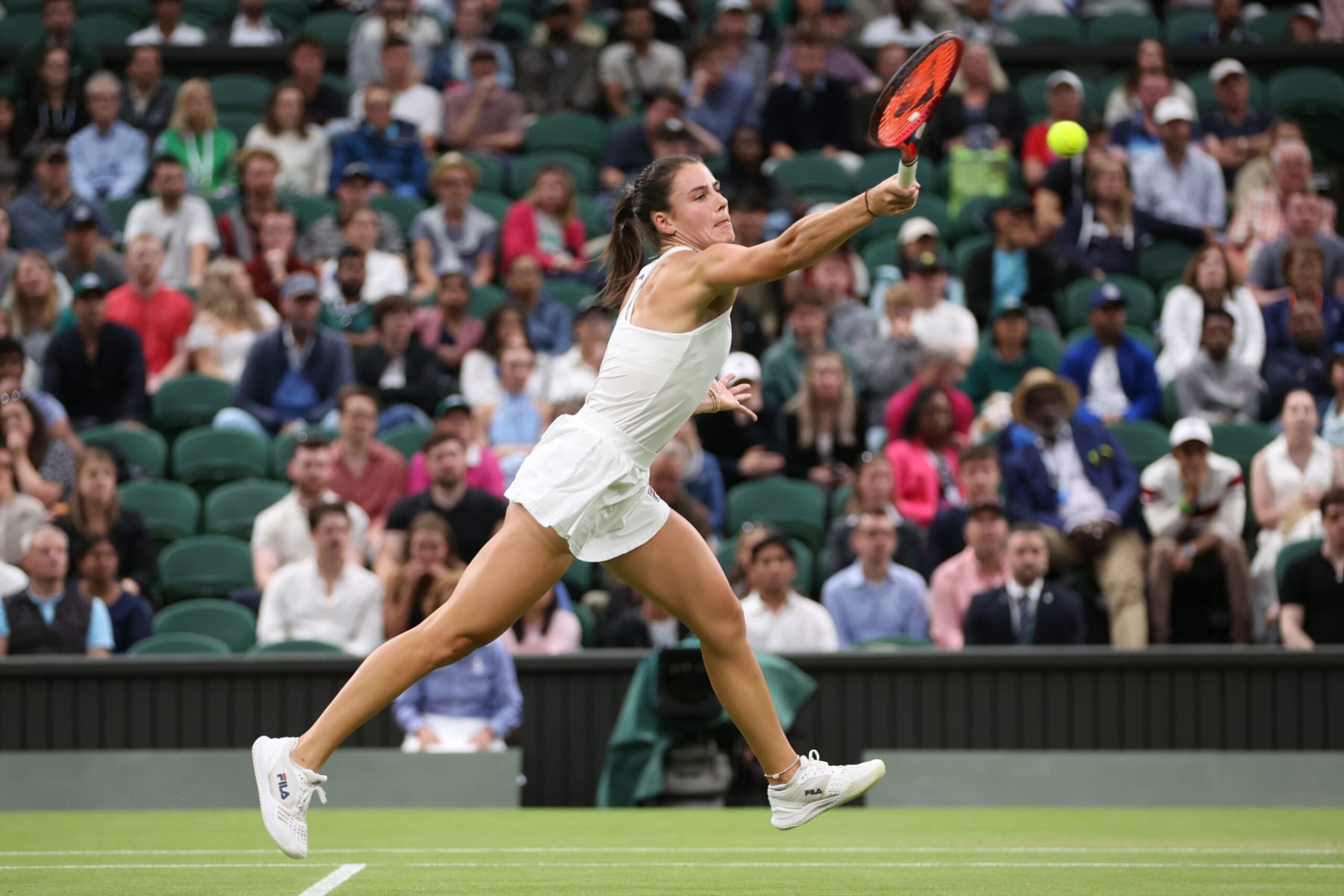 LONDON, ENGLAND - JULY 07: Emma Navarro of United States plays a forehand against Coco Gauff of United States in the Ladies' Singles fourth round match during day seven of The Championships Wimbledon 2024 at All England Lawn Tennis and Croquet Club on July 07, 2024 in London, England. (Photo by Clive Brunskill/Getty Images) LONDON, ENGLAND - JULY 07: Emma Navarro of United States plays a forehand against Coco Gauff of United States in the Ladies' Singles fourth round match during day seven of The Championships Wimbledon 2024 at All England Lawn Tennis and Croquet Club on July 07, 2024 in London, England. (Photo by Clive Brunskill/Getty Images)