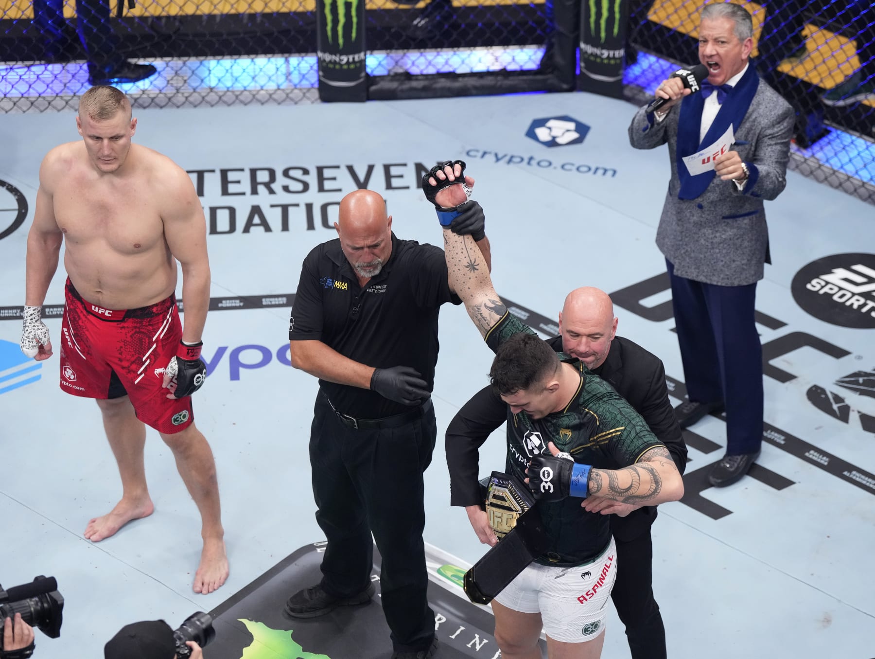 Dana White puts the interim heavyweight belt on Tom Aspinall