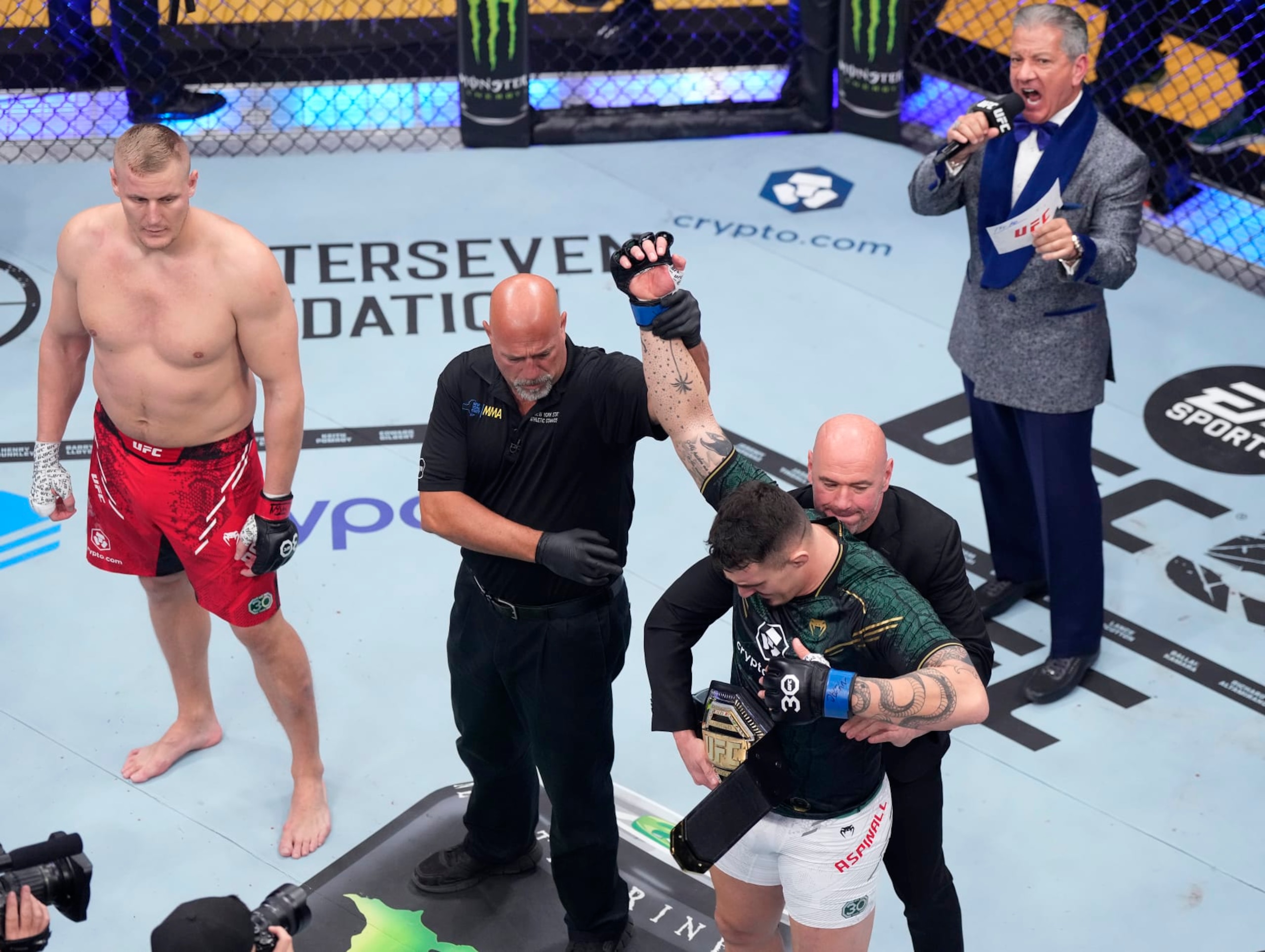 Dana White puts the interim heavyweight belt on Tom Aspinall