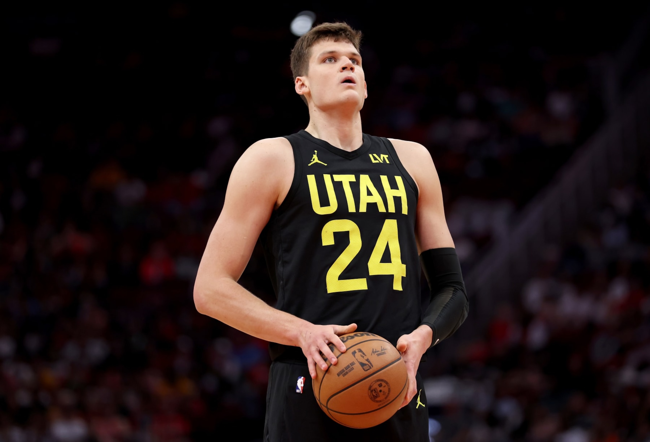HOUSTON, TEXAS - MARCH 23: Walker Kessler #24 of the Utah Jazz shoots a free throw in the second half against the Houston Rockets at Toyota Center on March 23, 2024 in Houston, Texas. NOTE TO USER: User expressly acknowledges and agrees that, by downloading and or using this photograph, User is consenting to the terms and conditions of the Getty Images License Agreement. (Photo by Tim Warner/Getty Images) HOUSTON, TEXAS - MARCH 23: Walker Kessler #24 of the Utah Jazz shoots a free throw in the second half against the Houston Rockets at Toyota Center on March 23, 2024 in Houston, Texas. NOTE TO USER: User expressly acknowledges and agrees that, by downloading and or using this photograph, User is consenting to the terms and conditions of the Getty Images License Agreement. (Photo by Tim Warner/Getty Images)