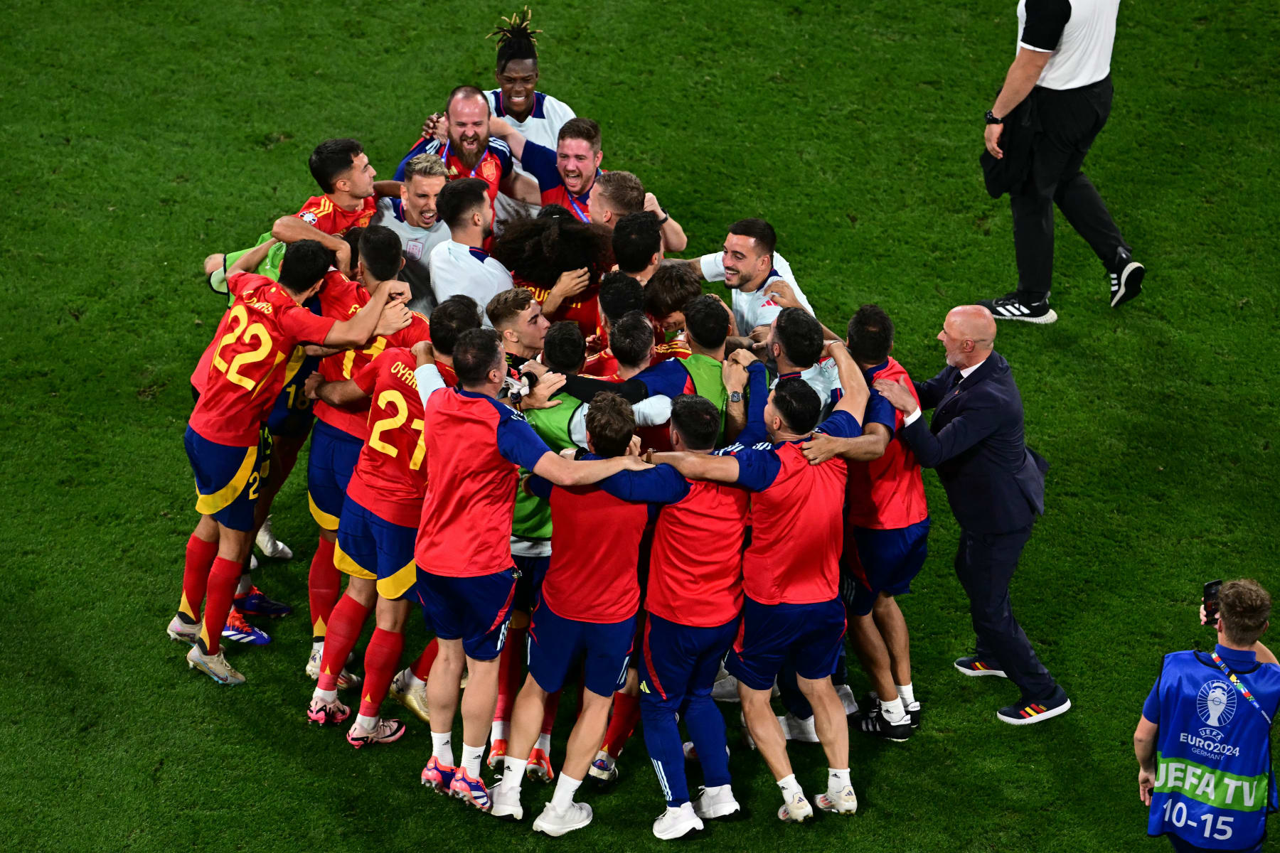 Spain's players celebrate after the UEFA Euro 2024 semi-final football match between Spain and France at the Munich Football Arena in Munich on July 9, 2024. (Photo by Tobias SCHWARZ / AFP) (Photo by TOBIAS SCHWARZ/AFP via Getty Images)