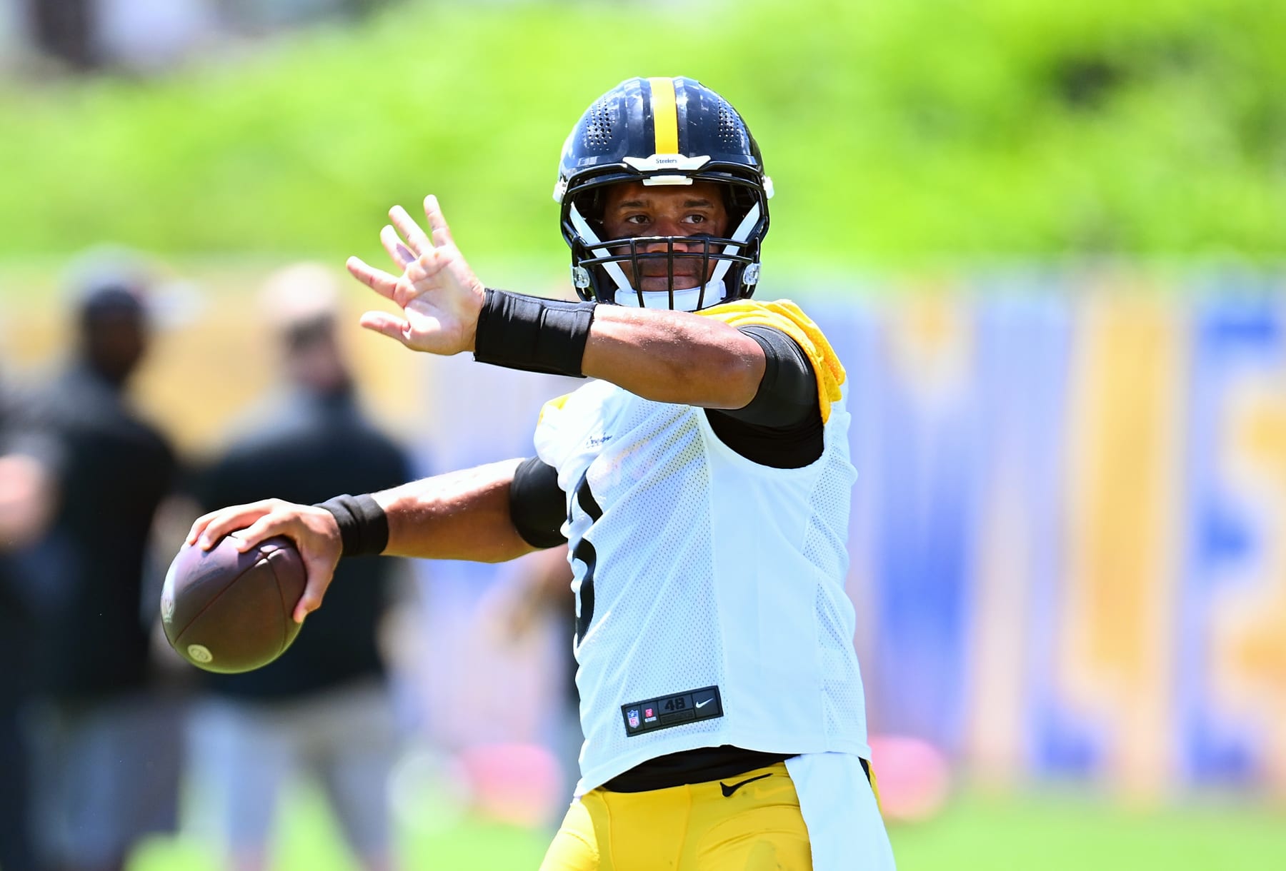 PITTSBURGH, PENNSYLVANIA - JUNE 6:  Russell Wilson #3 of the Pittsburgh Steelers throws a pass during the Pittsburgh Steelers OTA offseason workout at UPMC Rooney Sports Complex on June 6 2024 in Pittsburgh, Pennsylvania. (Photo by Joe Sargent/Getty Images)