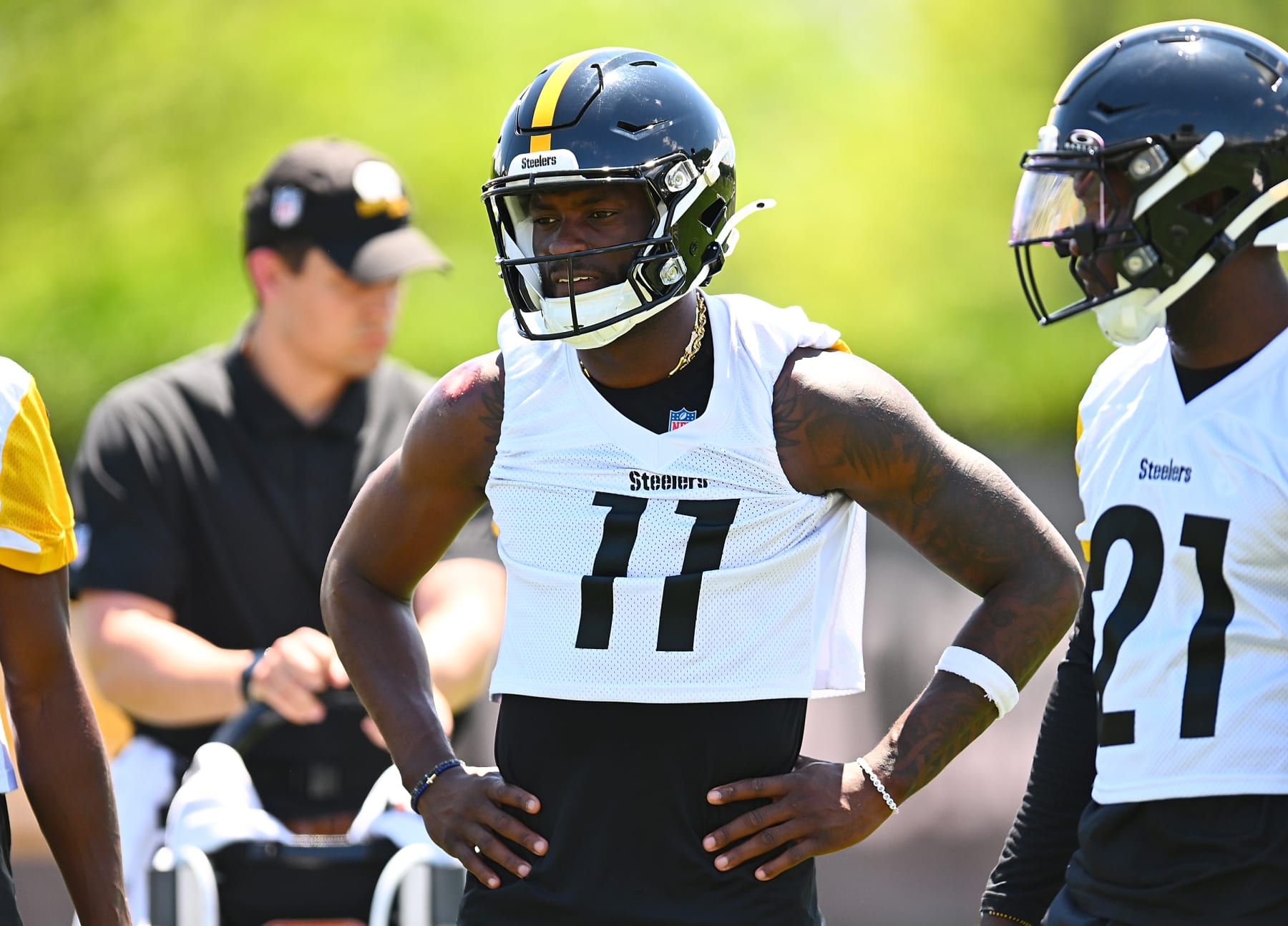 PITTSBURGH, PENNSYLVANIA - JUNE 6:  Van Jefferson #11 of the Pittsburgh Steelers works out during the Pittsburgh Steelers OTA offseason workout at UPMC Rooney Sports Complex on June 6 2024 in Pittsburgh, Pennsylvania. (Photo by Joe Sargent/Getty Images)