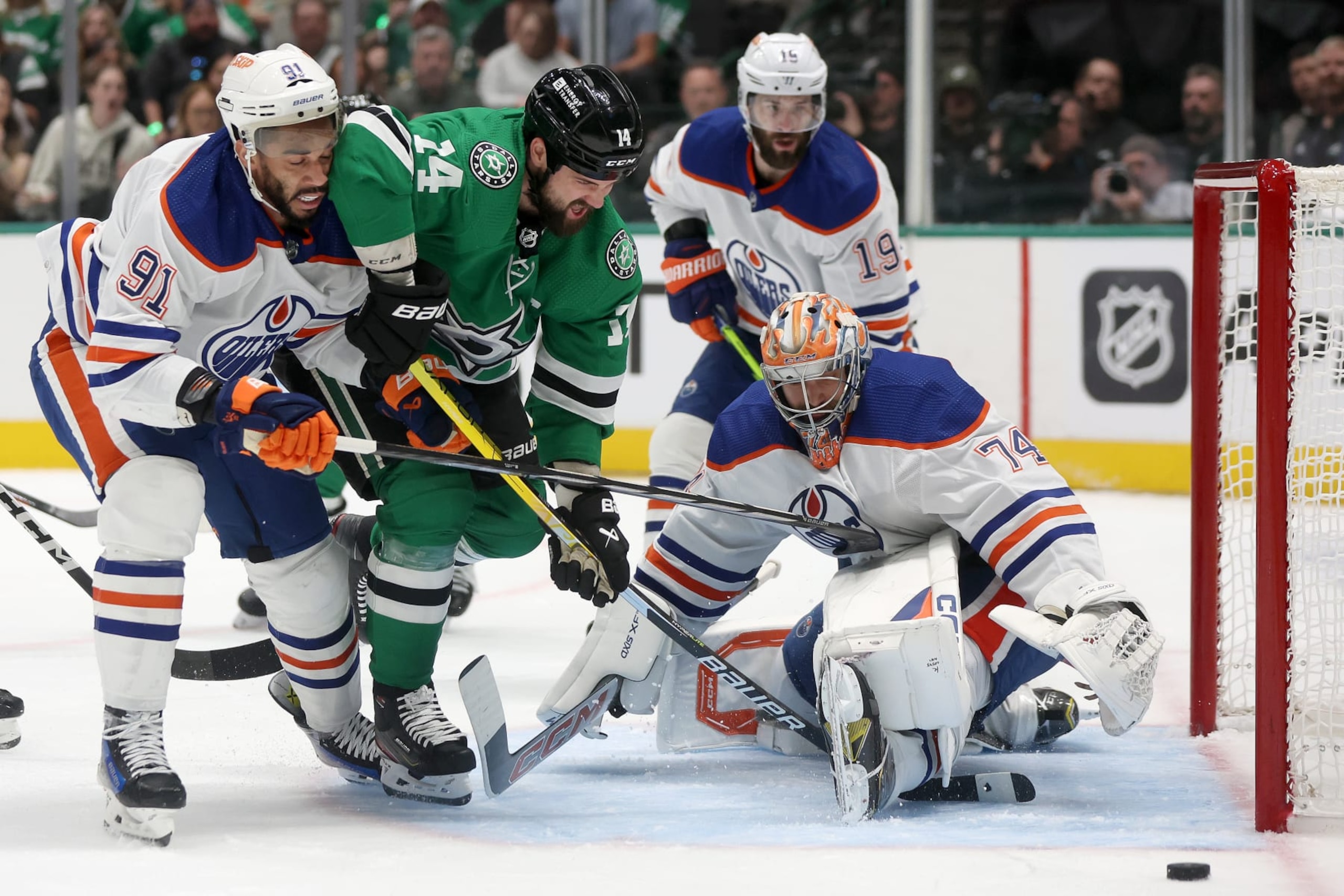 DALLAS, TEXAS - MAY 31: Evander Kane #91 and goalie Stuart Skinner #74 of the Edmonton Oilers stop an attempt on goal by Jamie Benn #14 of the Dallas Stars in the first period during Game Five of the Western Conference Final of the 2024 Stanley Cup Playoffs at American Airlines Center on May 31, 2024 in Dallas, Texas. (Photo by Matthew Stockman/Getty Images) DALLAS, TEXAS - MAY 31: Evander Kane #91 and goalie Stuart Skinner #74 of the Edmonton Oilers stop an attempt on goal by Jamie Benn #14 of the Dallas Stars in the first period during Game Five of the Western Conference Final of the 2024 Stanley Cup Playoffs at American Airlines Center on May 31, 2024 in Dallas, Texas. (Photo by Matthew Stockman/Getty Images)
