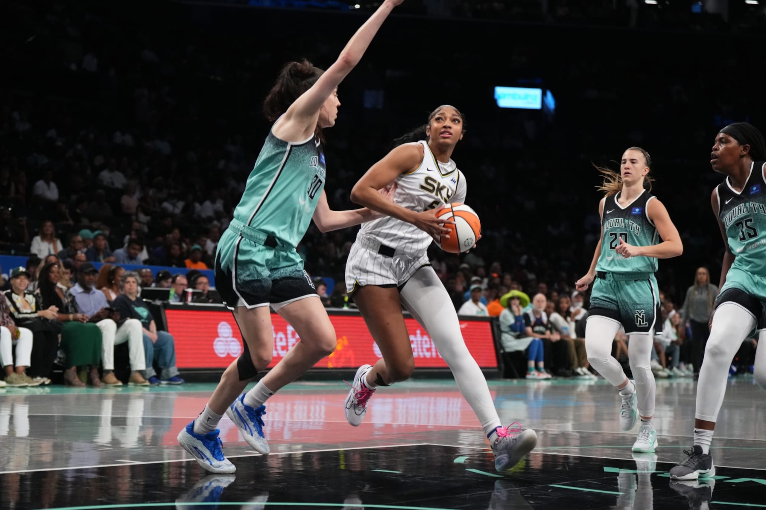 BROOKLYN, NY - JULY 11: Angel Reese #5 of the Chicago Sky drives to the basket during the game against the New York Liberty on July 11, 2024 in Brooklyn, New York. NOTE TO USER: User expressly acknowledges and agrees that, by downloading and or using this photograph, user is consenting to the terms and conditions of the Getty Images License Agreement. Mandatory Copyright Notice: Copyright 2024 NBAE (Photo by Catalina Fragoso/NBAE via Getty Images) BROOKLYN, NY - JULY 11: Angel Reese #5 of the Chicago Sky drives to the basket during the game against the New York Liberty on July 11, 2024 in Brooklyn, New York. NOTE TO USER: User expressly acknowledges and agrees that, by downloading and or using this photograph, user is consenting to the terms and conditions of the Getty Images License Agreement. Mandatory Copyright Notice: Copyright 2024 NBAE (Photo by Catalina Fragoso/NBAE via Getty Images)