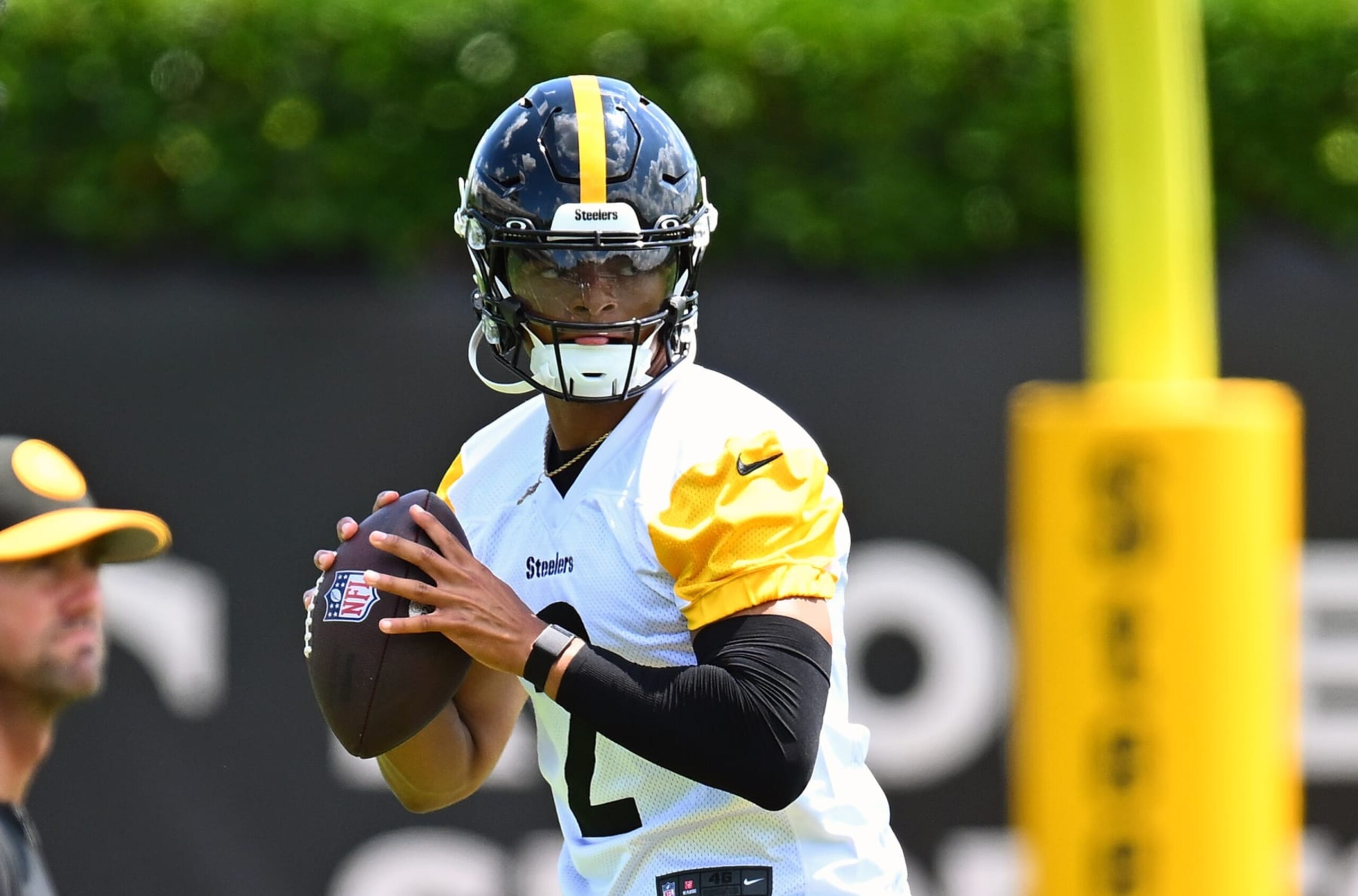 PITTSBURGH, PENNSYLVANIA - JUNE 6:  Justin Fields #2 of the Pittsburgh Steelers looks to pass during the Pittsburgh Steelers OTA offseason workout at UPMC Rooney Sports Complex on June 6 2024 in Pittsburgh, Pennsylvania. (Photo by Joe Sargent/Getty Images)