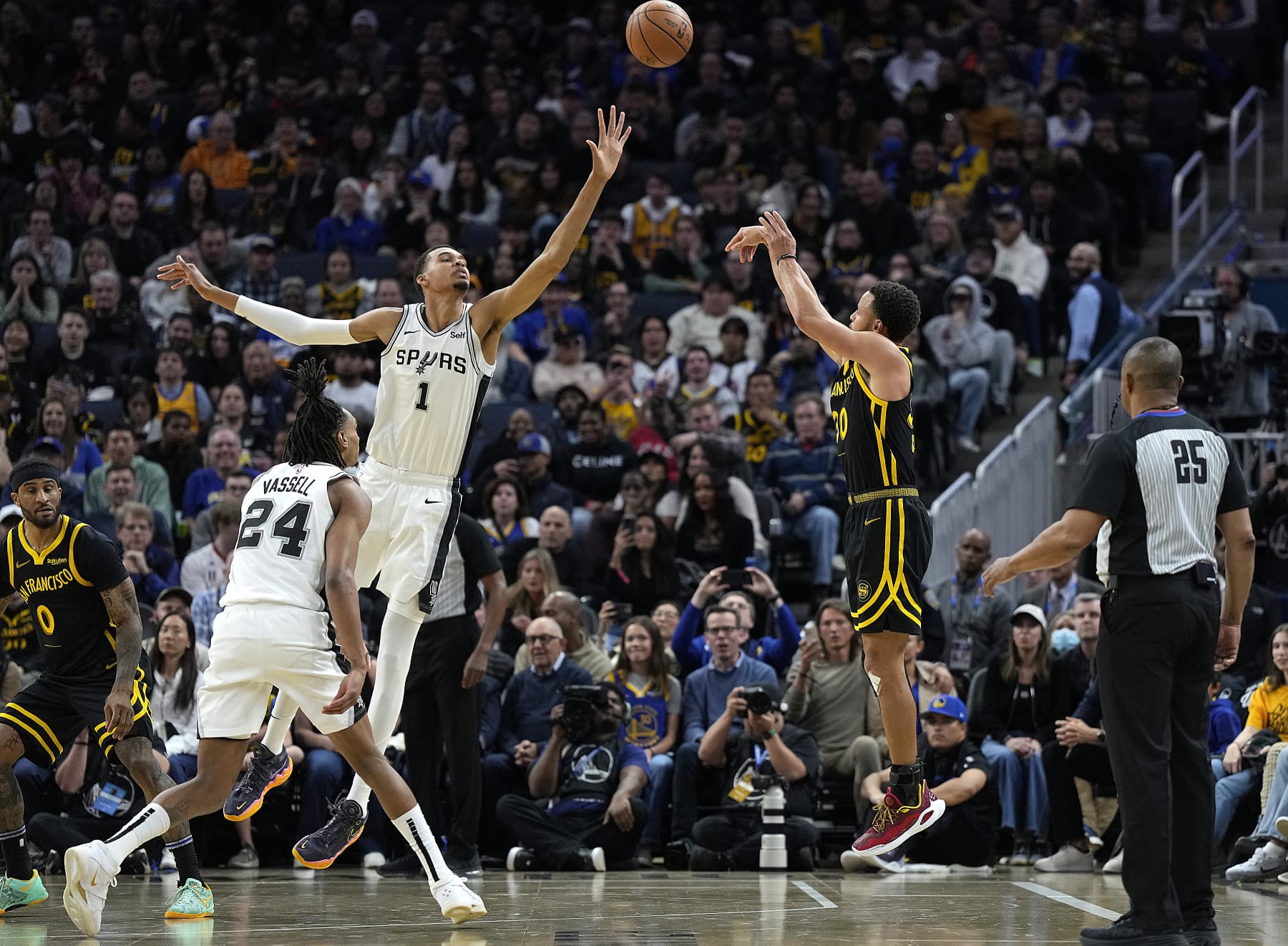 Victor Wembanyama and Stephen Curry