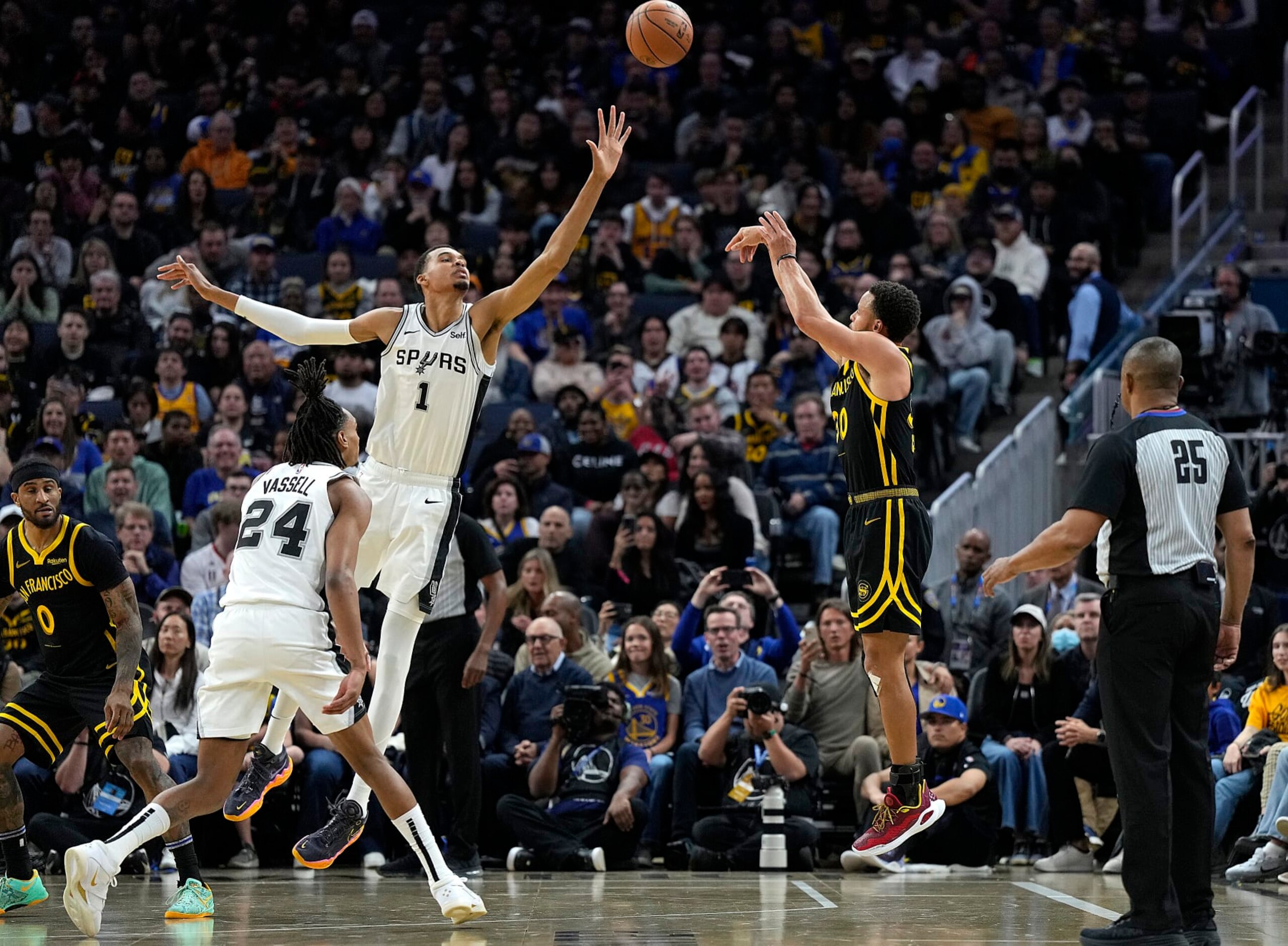 Victor Wembanyama and Stephen Curry
