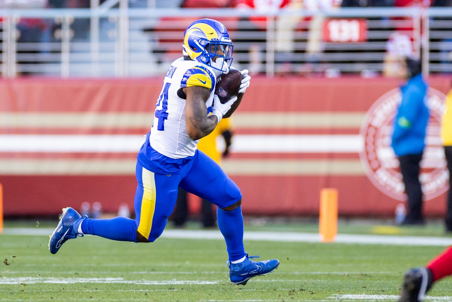 SANTA CLARA, CA - JANUARY 07: Los Angeles Rams running back Royce Freeman (24) runs after a catch during the NFL professional football game between the Los Angeles Rams and San Francisco 49ers on January 7, 2024 at Lev's Stadium in Santa Clara, CA. (Photo by Bob Kupbens/Icon Sportswire via Getty Images)