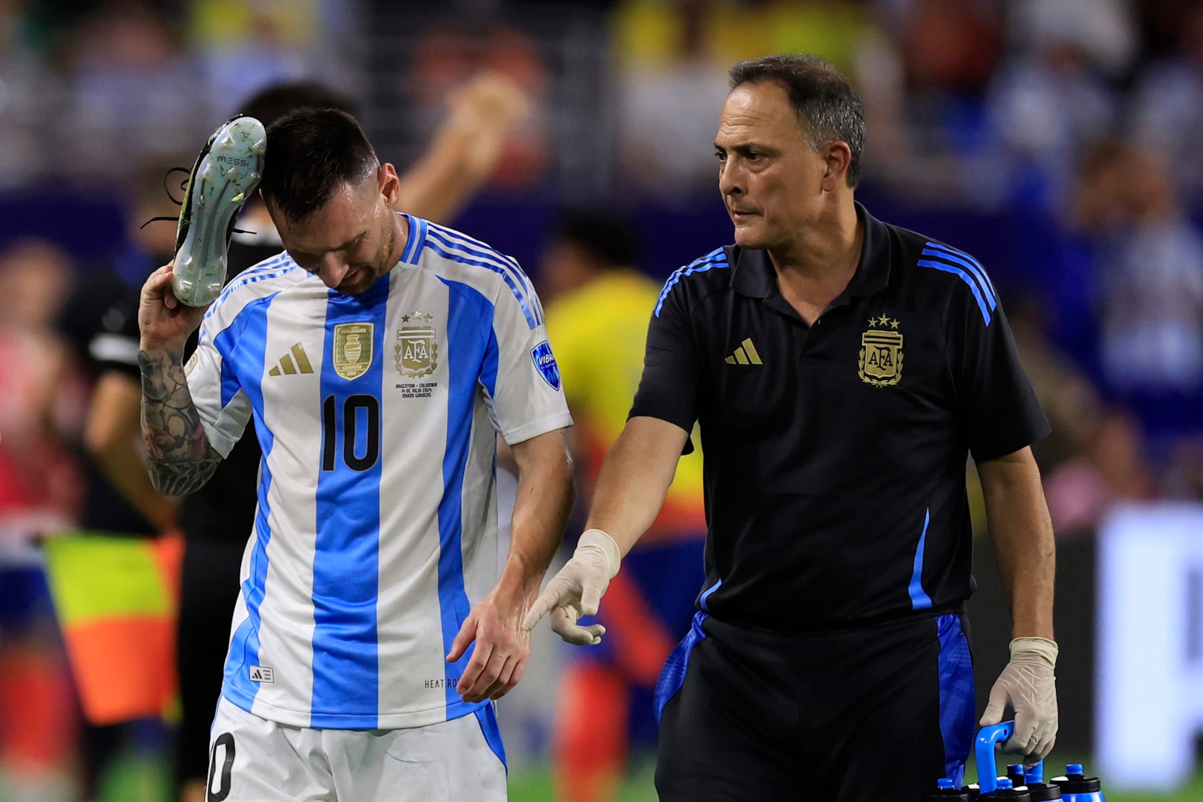 MIAMI GARDENS, FLORIDA - JULY 14: Lionel Messi of Argentina walks after being injured during the CONMEBOL Copa America 2024 Final match between Argentina and Colombia at Hard Rock Stadium on July 14, 2024 in Miami Gardens, Florida. (Photo by Buda Mendes/Getty Images) MIAMI GARDENS, FLORIDA - JULY 14: Lionel Messi of Argentina walks after being injured during the CONMEBOL Copa America 2024 Final match between Argentina and Colombia at Hard Rock Stadium on July 14, 2024 in Miami Gardens, Florida. (Photo by Buda Mendes/Getty Images)