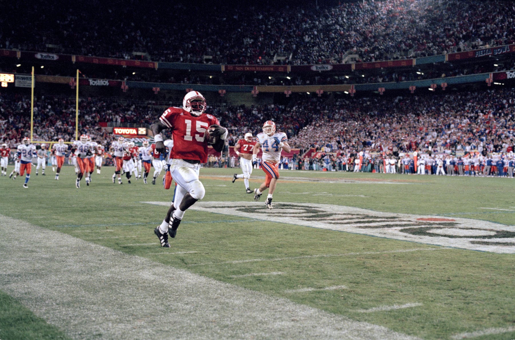 College Football: Fiesta Bowl: Nebraska QB Tommie Frazier (5) in action, scoring touchdown vs Florida at Sun Devil Stadium.
Tempe, AZ 1/2/1996
CREDIT: John Biever (Photo by John Biever /Sports Illustrated via Getty Images)
(Set Number: X49859 TK4 R7 F15 )