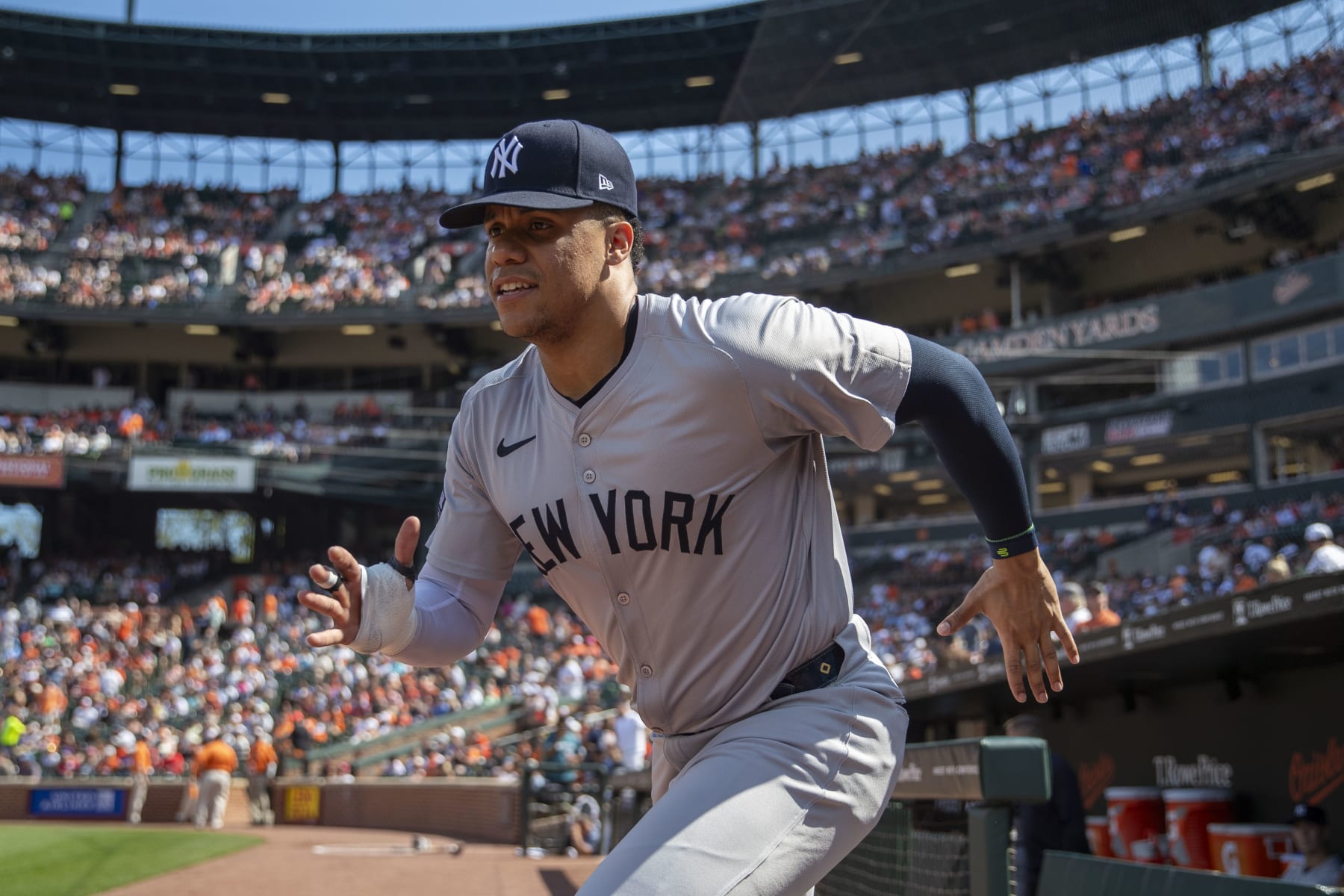BALTIMORE, MD - JULY 13: New York Yankees outfielder Juan Soto (22) sprints onto the field for warmups during the New York Yankees versus Baltimore Orioles MLB game at Oriole Park at Camden Yards on July 13, 2024, in Baltimore, MD. (Photo by Charles Brock/Icon Sportswire via Getty Images)