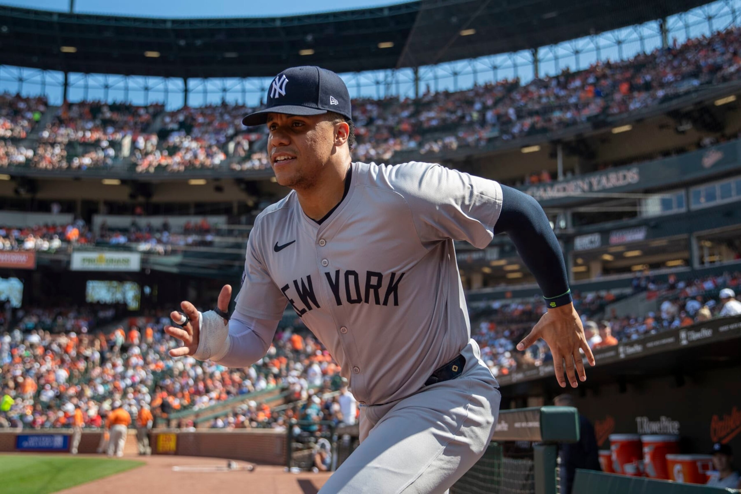 BALTIMORE, MD - JULY 13: New York Yankees outfielder Juan Soto (22) sprints onto the field for warmups during the New York Yankees versus Baltimore Orioles MLB game at Oriole Park at Camden Yards on July 13, 2024, in Baltimore, MD. (Photo by Charles Brock/Icon Sportswire via Getty Images)