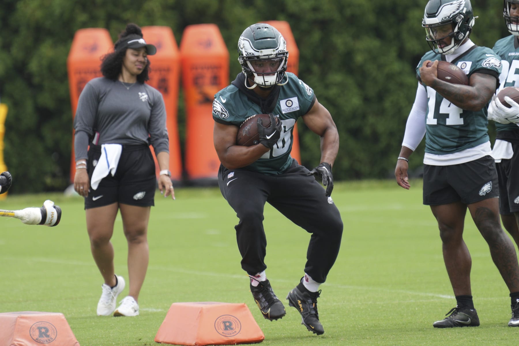 Philadelphia , PA - JUNE 06: Philadelphia Eagles running back Saquon Barkley (26) participates in Eagles mini camp on June 6, 2024 at the NovaCare Complex in Philadelphia. PA, (Photo by Andy Lewis/Icon Sportswire via Getty Images)