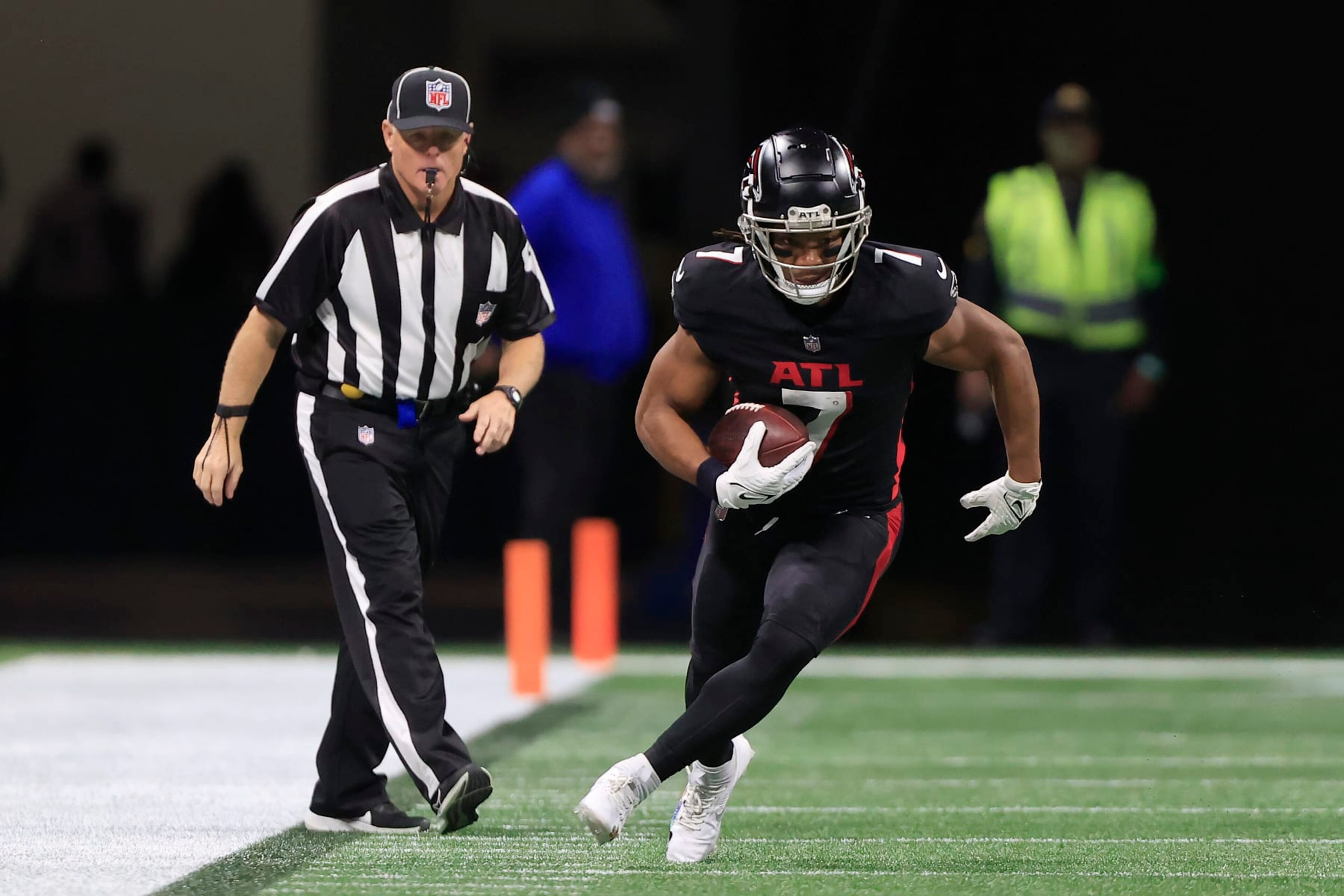 ATLANTA, GA - DECEMBER 10: Atlanta Falcons rookie running back Bijan Robinson (7) heads up the sidelines during the Sunday afternoon NFL football game between division rivals Atlanta Falcons and the Tampa Bay Buccaneers on December 10, 2023 at the Mercedes-Benz Stadium in Atlanta, Georgia. (Photo by David J. Griffin/Icon Sportswire via Getty Images) ATLANTA, GA - DECEMBER 10: Atlanta Falcons rookie running back Bijan Robinson (7) heads up the sidelines during the Sunday afternoon NFL football game between division rivals Atlanta Falcons and the Tampa Bay Buccaneers on December 10, 2023 at the Mercedes-Benz Stadium in Atlanta, Georgia. (Photo by David J. Griffin/Icon Sportswire via Getty Images)