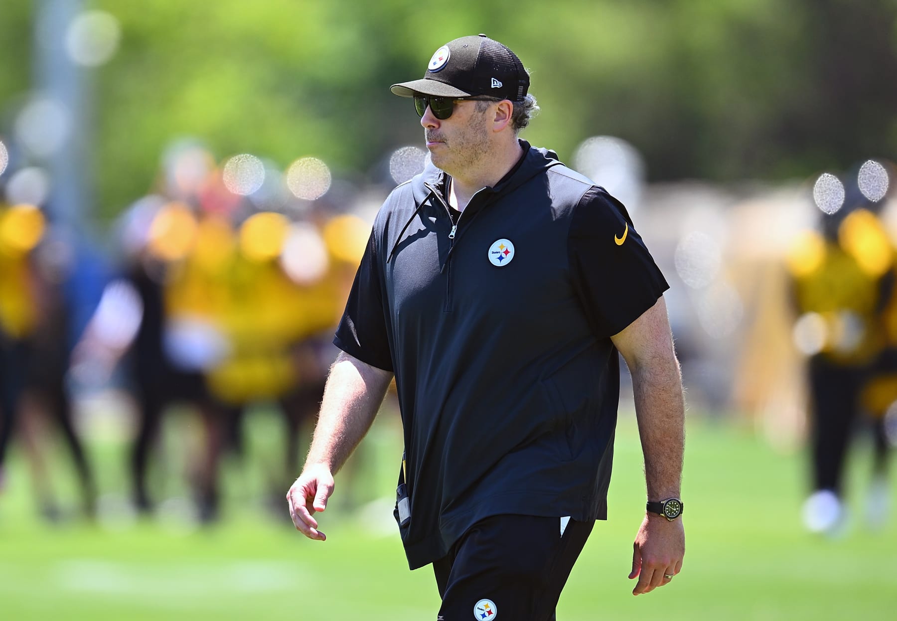 PITTSBURGH, PENNSYLVANIA - JUNE 6:  Offensive coordinator Arthur Smith of the Pittsburgh Steelers looks onduring the Pittsburgh Steelers OTA offseason workout at UPMC Rooney Sports Complex on June 6 2024 in Pittsburgh, Pennsylvania. (Photo by Joe Sargent/Getty Images)