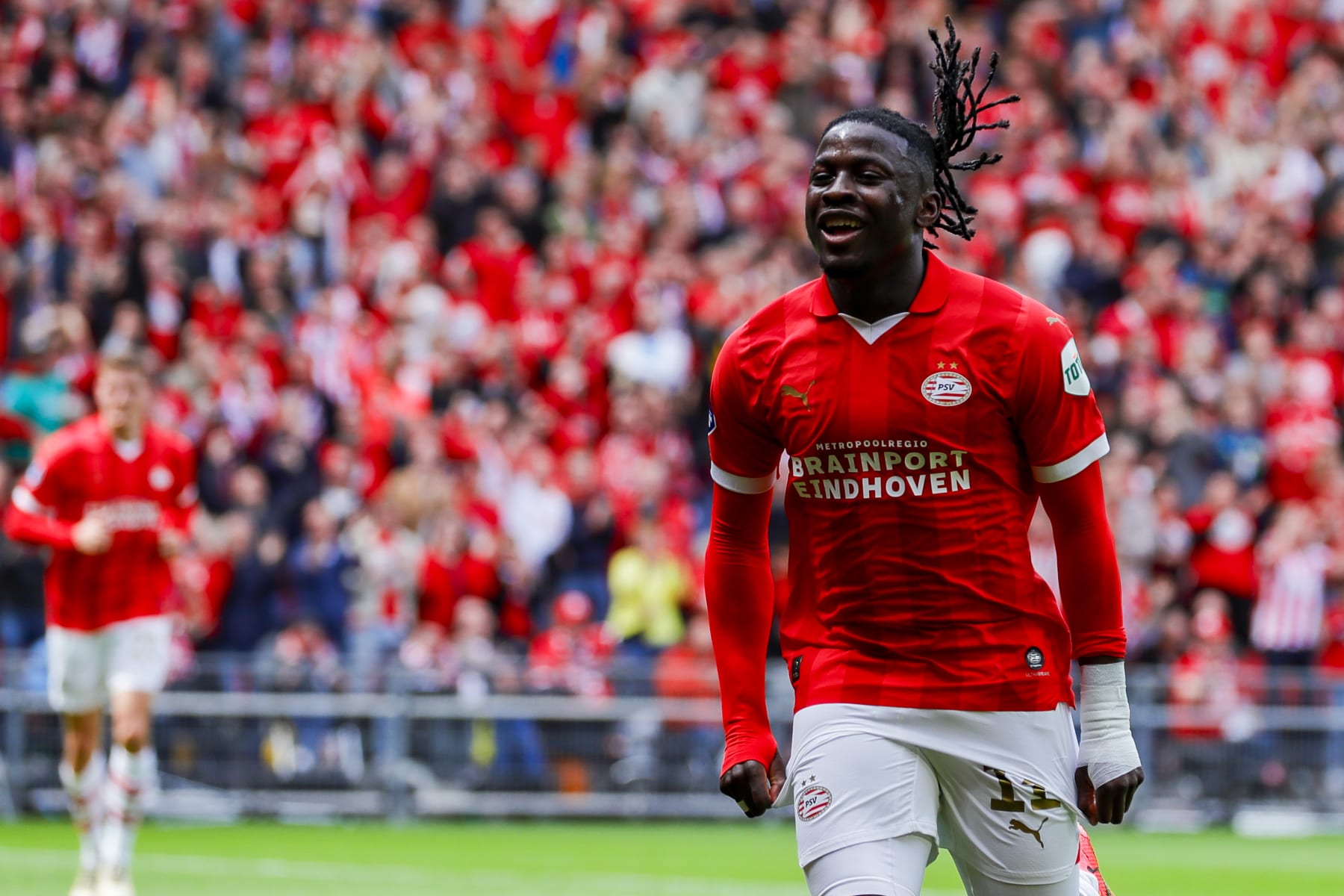 EINDHOVEN, NETHERLANDS - MAY 5: Johan Bakayoko of PSV Eindhoven scores the 2-1 and celebrates after scoring his teams 2-1 goal during the Dutch Eredivisie match between PSV Eindhoven and Sparta Rotterdam at Philips Stadion on May 5, 2024 in Eindhoven, Netherlands. (Photo by NESimages/Perry vd Leuvert/DeFodi Images via Getty Images)