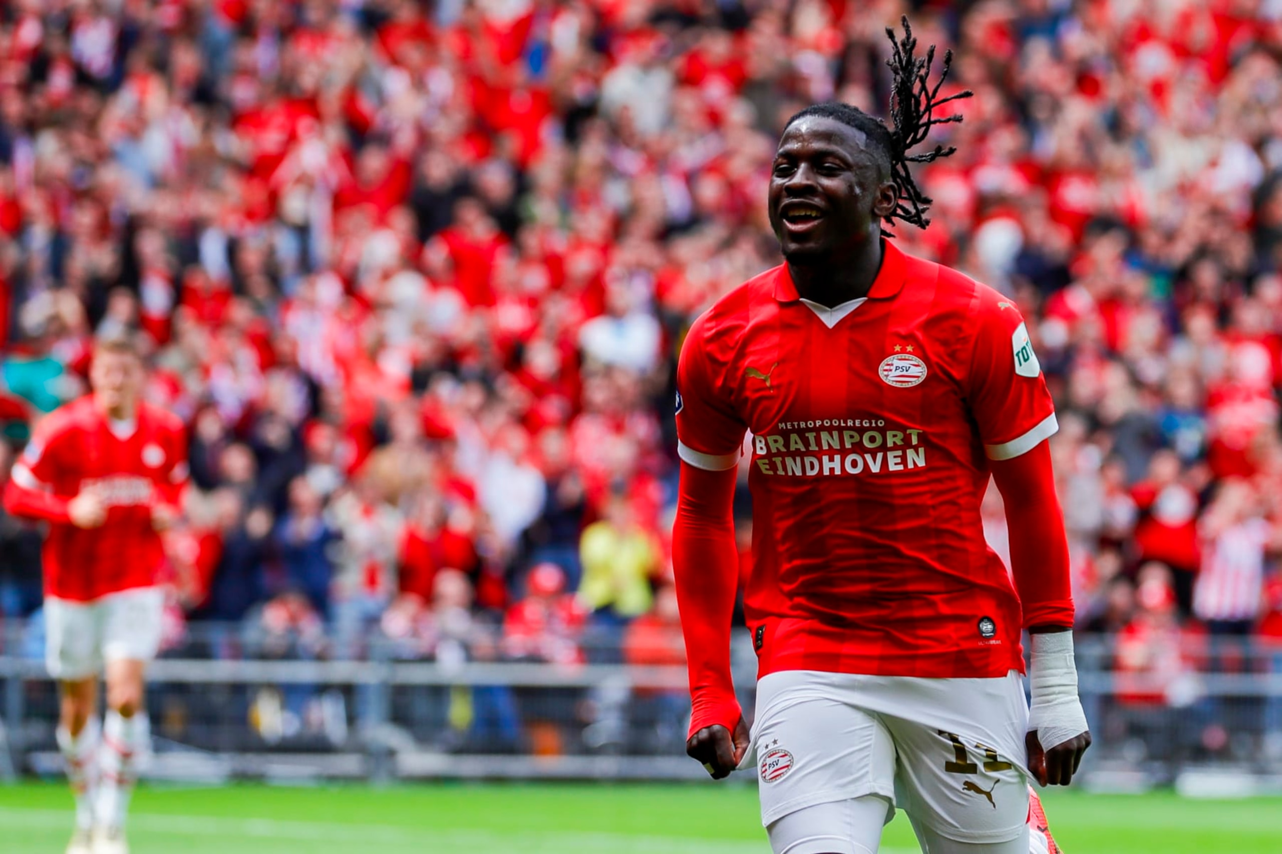 EINDHOVEN, NETHERLANDS - MAY 5: Johan Bakayoko of PSV Eindhoven scores the 2-1 and celebrates after scoring his teams 2-1 goal during the Dutch Eredivisie match between PSV Eindhoven and Sparta Rotterdam at Philips Stadion on May 5, 2024 in Eindhoven, Netherlands. (Photo by NESimages/Perry vd Leuvert/DeFodi Images via Getty Images) EINDHOVEN, NETHERLANDS - MAY 5: Johan Bakayoko of PSV Eindhoven scores the 2-1 and celebrates after scoring his teams 2-1 goal during the Dutch Eredivisie match between PSV Eindhoven and Sparta Rotterdam at Philips Stadion on May 5, 2024 in Eindhoven, Netherlands. (Photo by NESimages/Perry vd Leuvert/DeFodi Images via Getty Images)