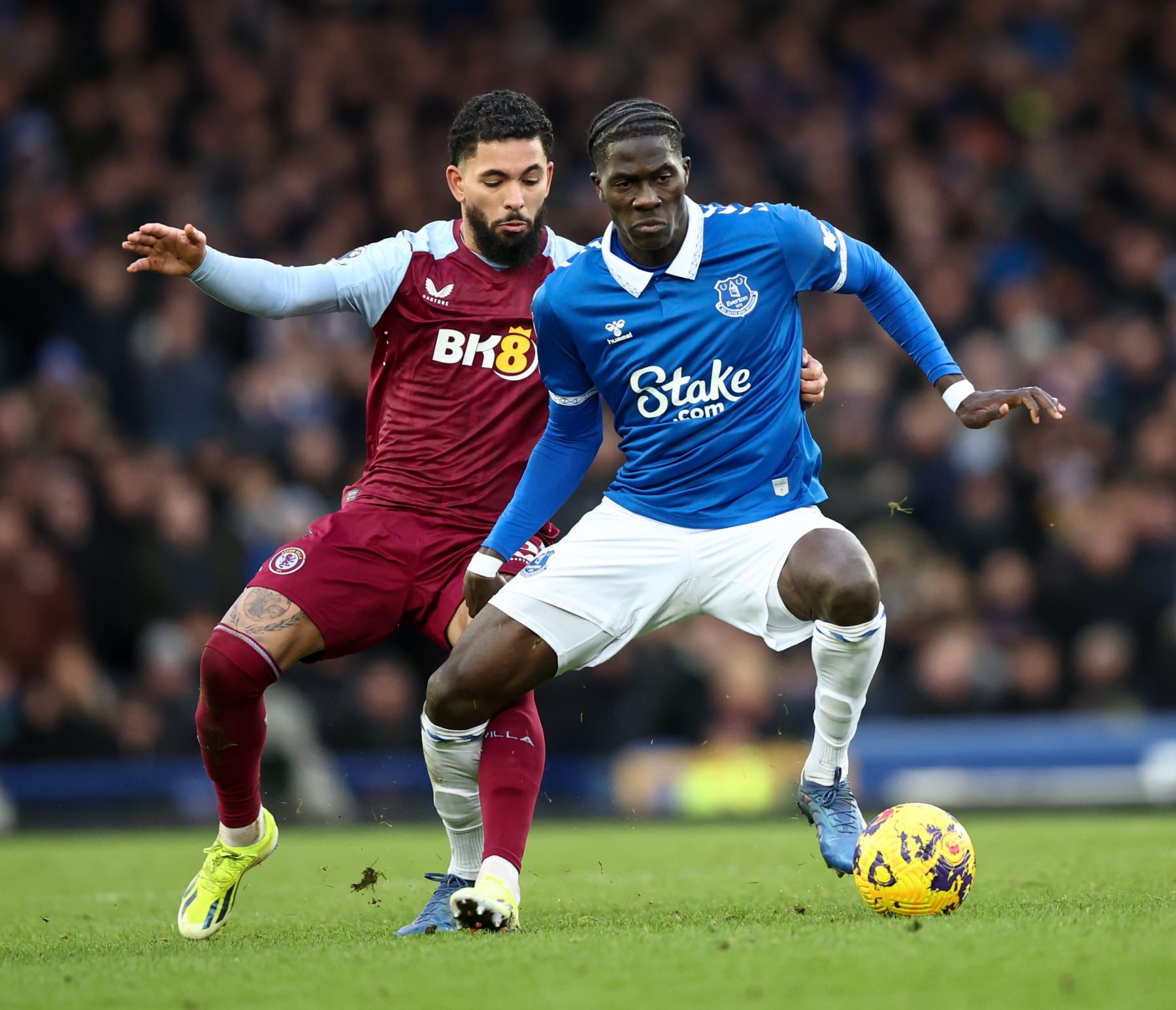 LIVERPOOL, ENGLAND - JANUARY 14: Douglas Luiz of Aston Villa and Amadou Onana of Everton during the Premier League match between Everton FC and Aston Villa at Goodison Park on January 14, 2024 in Liverpool, England. (Photo by Daniel Chesterton/Offside/Offside via Getty Images)