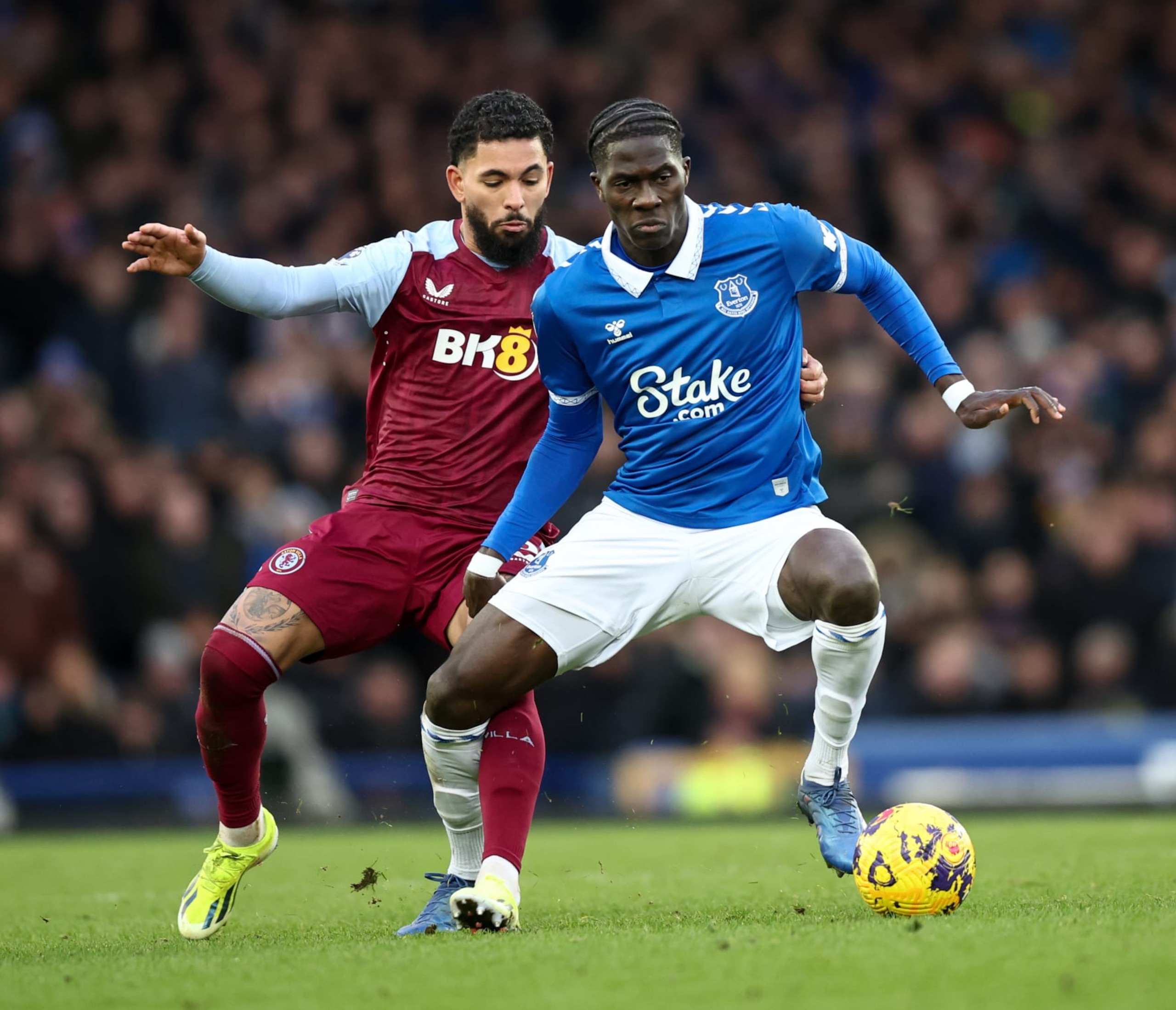 LIVERPOOL, ENGLAND - JANUARY 14: Douglas Luiz of Aston Villa and Amadou Onana of Everton during the Premier League match between Everton FC and Aston Villa at Goodison Park on January 14, 2024 in Liverpool, England. (Photo by Daniel Chesterton/Offside/Offside via Getty Images) LIVERPOOL, ENGLAND - JANUARY 14: Douglas Luiz of Aston Villa and Amadou Onana of Everton during the Premier League match between Everton FC and Aston Villa at Goodison Park on January 14, 2024 in Liverpool, England. (Photo by Daniel Chesterton/Offside/Offside via Getty Images)