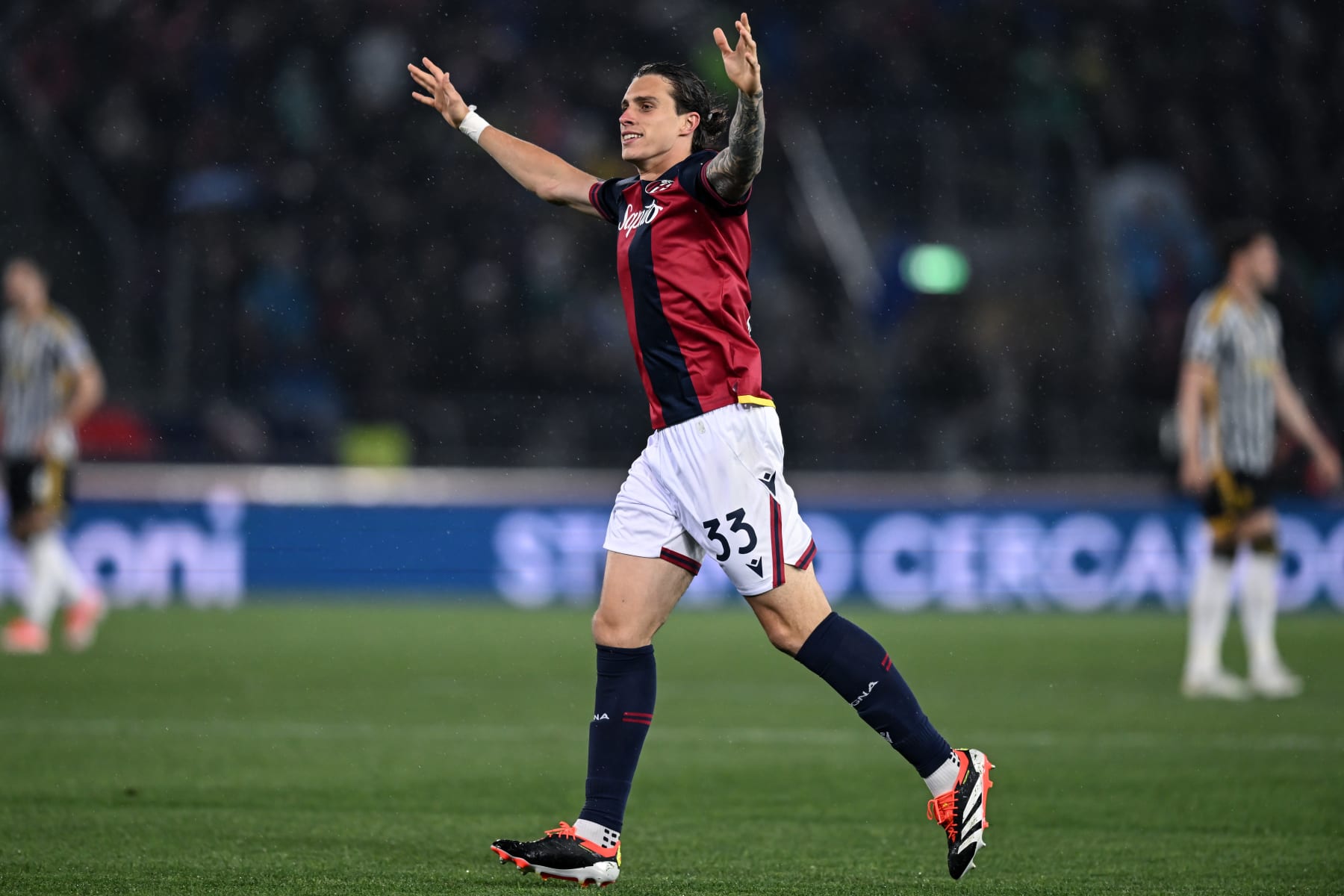 BOLOGNA, ITALY - MAY 20: Riccardo Calafiori of Bologna FC celebrates after scoring goal 1-0 during the Serie A TIM match between Bologna FC and Juventus at Stadio Renato Dall'Ara on May 20, 2024 in Bologna, Italy. (Photo by Image Photo Agency/Getty Images)