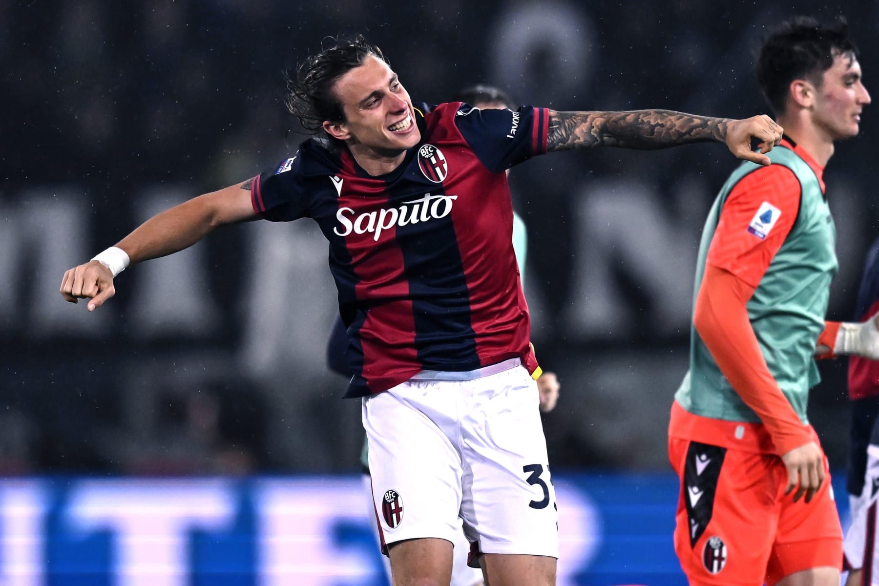 BOLOGNA, ITALY - MAY 20: Riccardo Calafiori of Bologna FC celebrates after scoring goal 1-0 during the Serie A TIM match between Bologna FC and Juventus at Stadio Renato Dall'Ara on May 20, 2024 in Bologna, Italy. (Photo by Image Photo Agency/Getty Images)