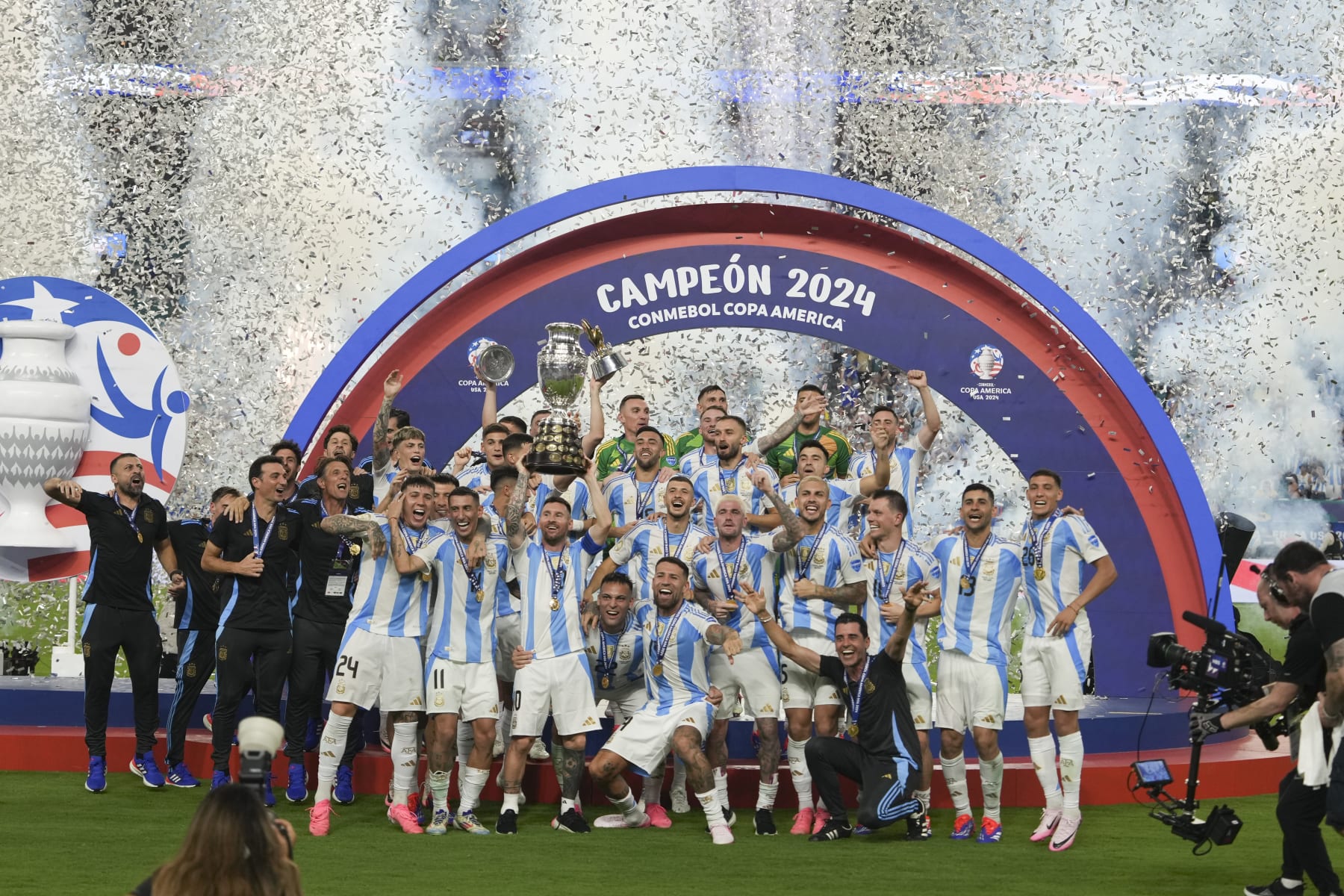 MIAMI GARDENS, FL - JULY 14: Argentina celebrates with the cup following the Copa America Finals match between Colombia and Argentina on Sunday, July 14 2024 at Hard Rock Stadium in Miami Gardens, Fla. (Photo by Peter Joneleit/Icon Sportswire via Getty Images)