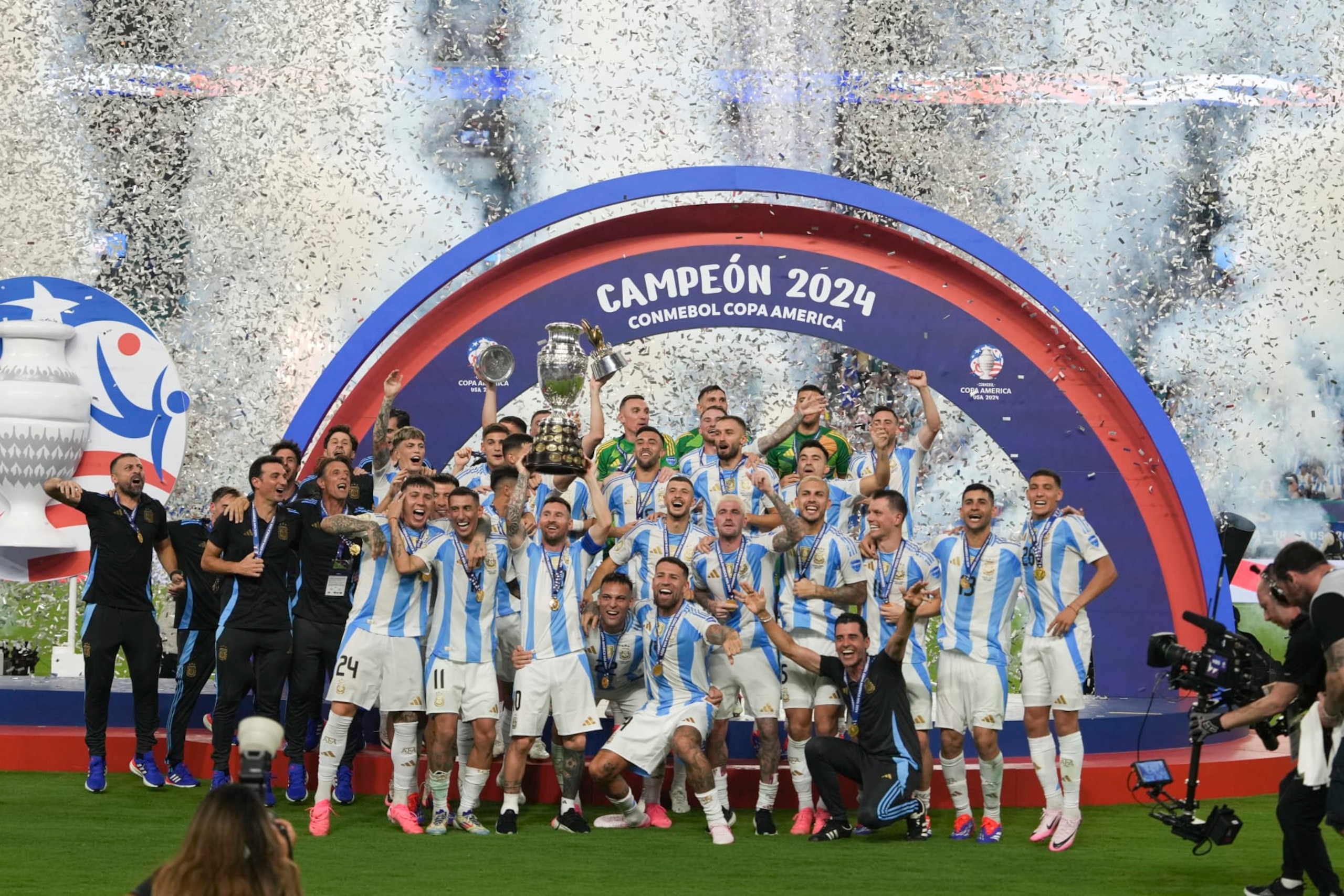 MIAMI GARDENS, FL - JULY 14: Argentina celebrates with the cup following the Copa America Finals match between Colombia and Argentina on Sunday, July 14 2024 at Hard Rock Stadium in Miami Gardens, Fla. (Photo by Peter Joneleit/Icon Sportswire via Getty Images) MIAMI GARDENS, FL - JULY 14: Argentina celebrates with the cup following the Copa America Finals match between Colombia and Argentina on Sunday, July 14 2024 at Hard Rock Stadium in Miami Gardens, Fla. (Photo by Peter Joneleit/Icon Sportswire via Getty Images)