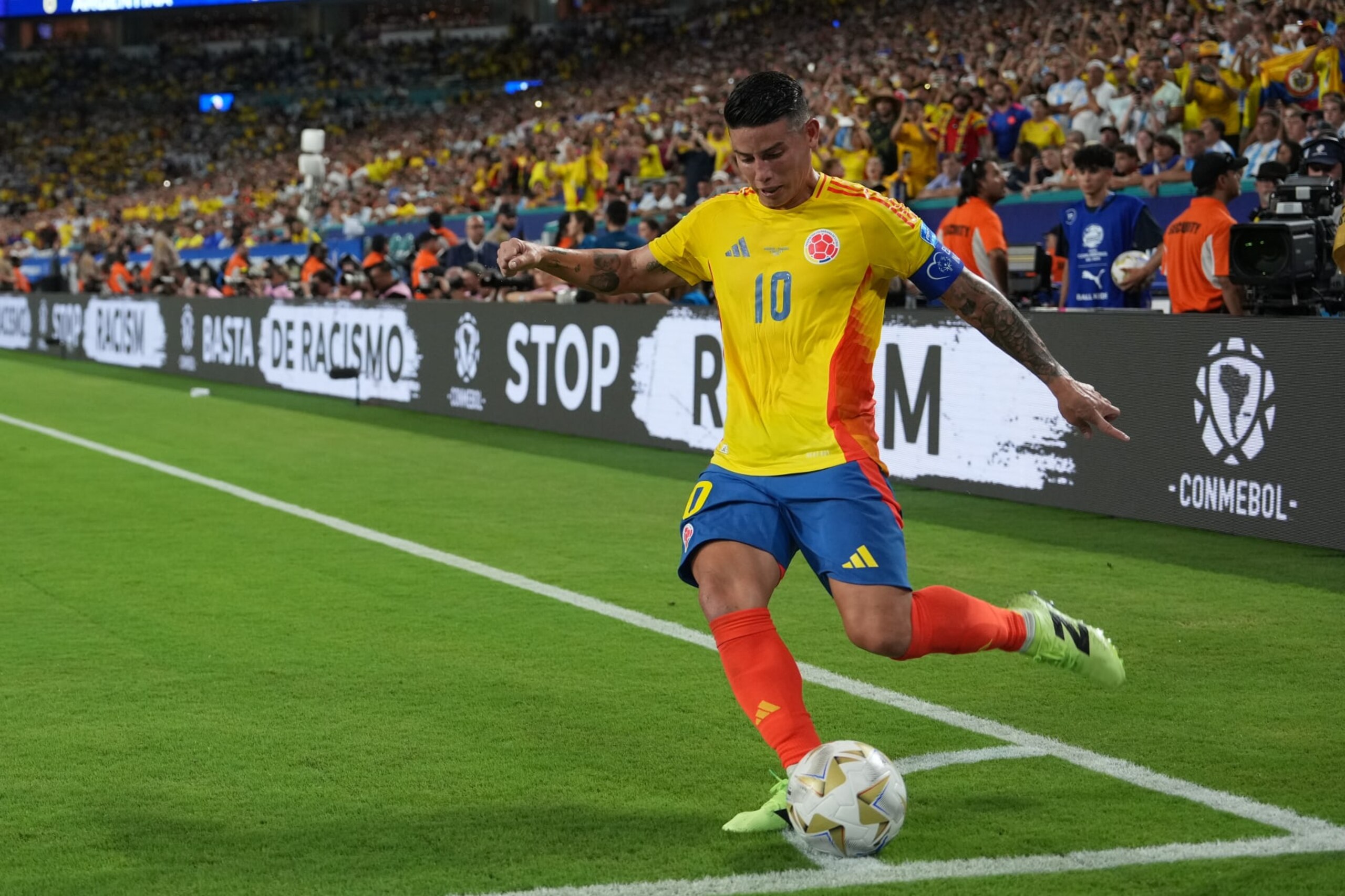 MIAMI GARDENS, FL - JULY 14: Colombia midfielder James Rodríguez (10) takes a corner kick in the first half during the Copa America Finals match between Colombia and Argentina on Sunday, July 14 2024 at Hard Rock Stadium in Miami Gardens, Fla. (Photo by Peter Joneleit/Icon Sportswire via Getty Images) MIAMI GARDENS, FL - JULY 14: Colombia midfielder James Rodríguez (10) takes a corner kick in the first half during the Copa America Finals match between Colombia and Argentina on Sunday, July 14 2024 at Hard Rock Stadium in Miami Gardens, Fla. (Photo by Peter Joneleit/Icon Sportswire via Getty Images)