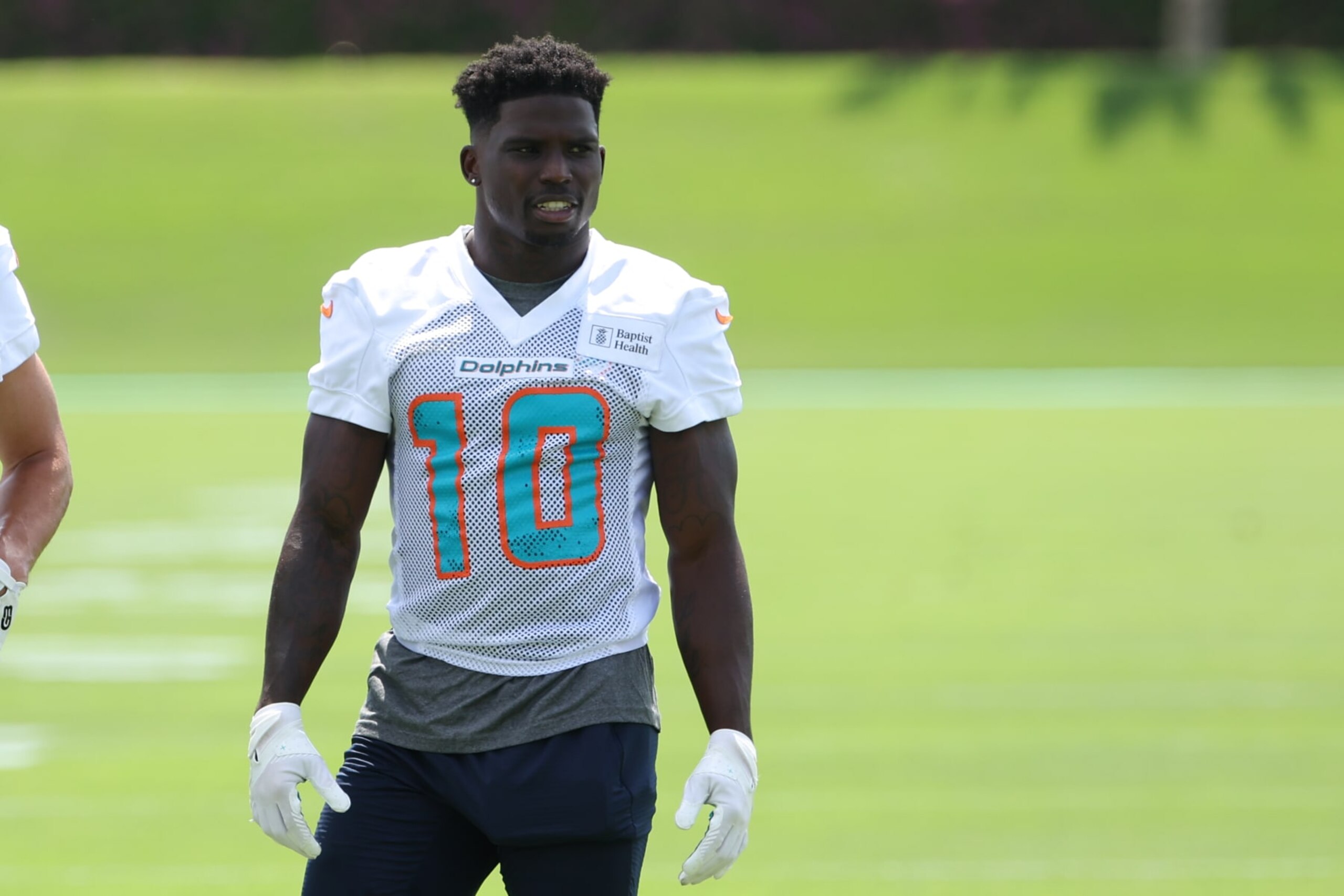 MIAMI GARDENS, FL - JUNE 04: Miami Dolphins wide receiver Tyreek Hill (10) watches receivers catch passes during the Miami Dolphins Mini Camp on Tuesday, June 4, 2024 at Baptist Health Training Complex in Miami Gardens, Fla. (Photo by Peter Joneleit/Icon Sportswire via Getty Images) MIAMI GARDENS, FL - JUNE 04: Miami Dolphins wide receiver Tyreek Hill (10) watches receivers catch passes during the Miami Dolphins Mini Camp on Tuesday, June 4, 2024 at Baptist Health Training Complex in Miami Gardens, Fla. (Photo by Peter Joneleit/Icon Sportswire via Getty Images)