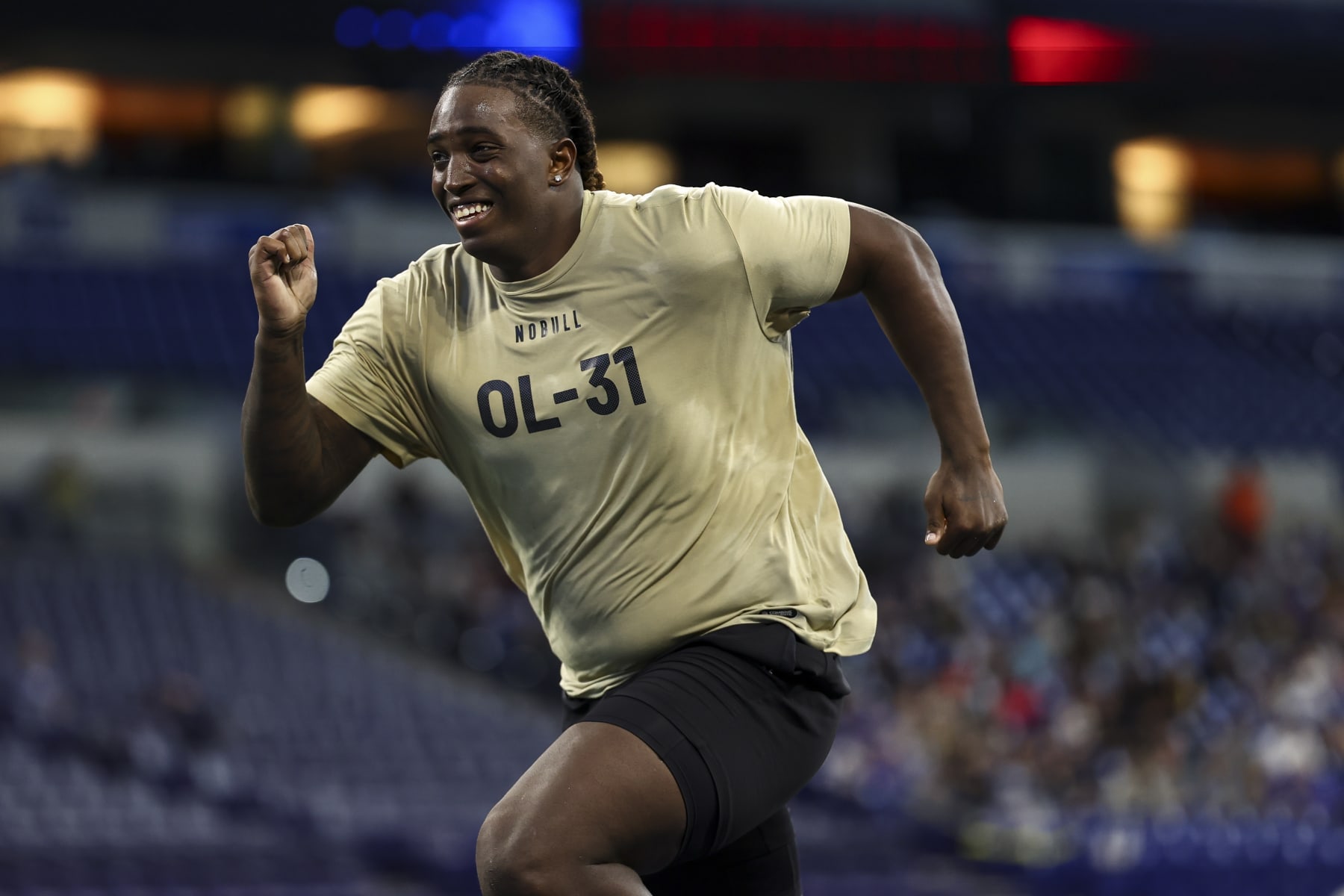 INDIANAPOLIS, INDIANA - MARCH 3: Tyler Guyton #OL31 of Oklahoma participates in a drill during the NFL Combine at the Lucas Oil Stadium on March 3, 2024 in Indianapolis, Indiana. (Photo by Kevin Sabitus/Getty Images)