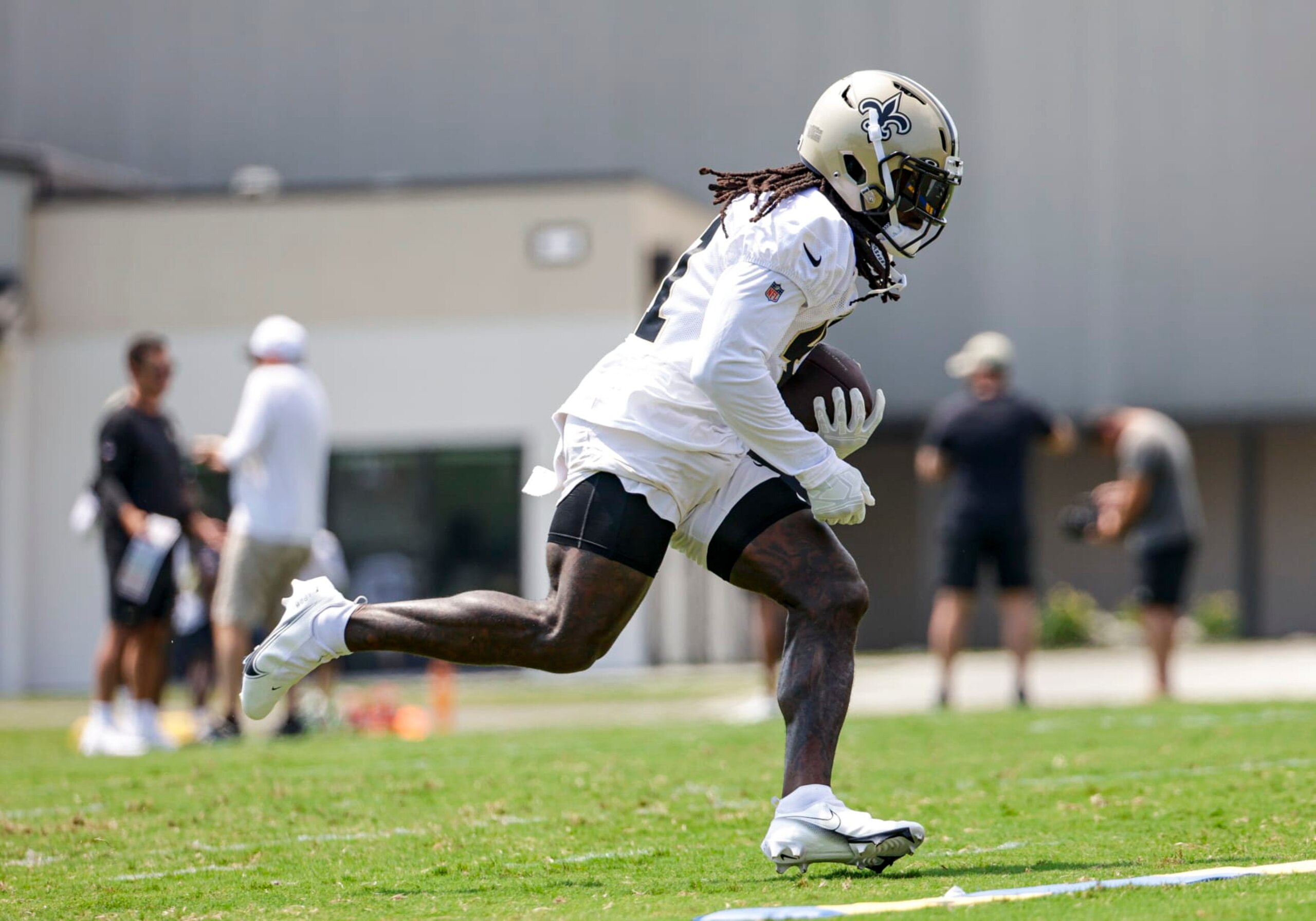 METAIRIE, LOUISIANA - JUNE 11: Alvin Kamara #41 of the New Orleans Saints participates during mandatory minicamp at the New Orleans Saints Practice Facility on June 11, 2024 in Metaire, Louisiana. (Photo by Derick E. Hingle/Getty Images) METAIRIE, LOUISIANA - JUNE 11: Alvin Kamara #41 of the New Orleans Saints participates during mandatory minicamp at the New Orleans Saints Practice Facility on June 11, 2024 in Metaire, Louisiana. (Photo by Derick E. Hingle/Getty Images)