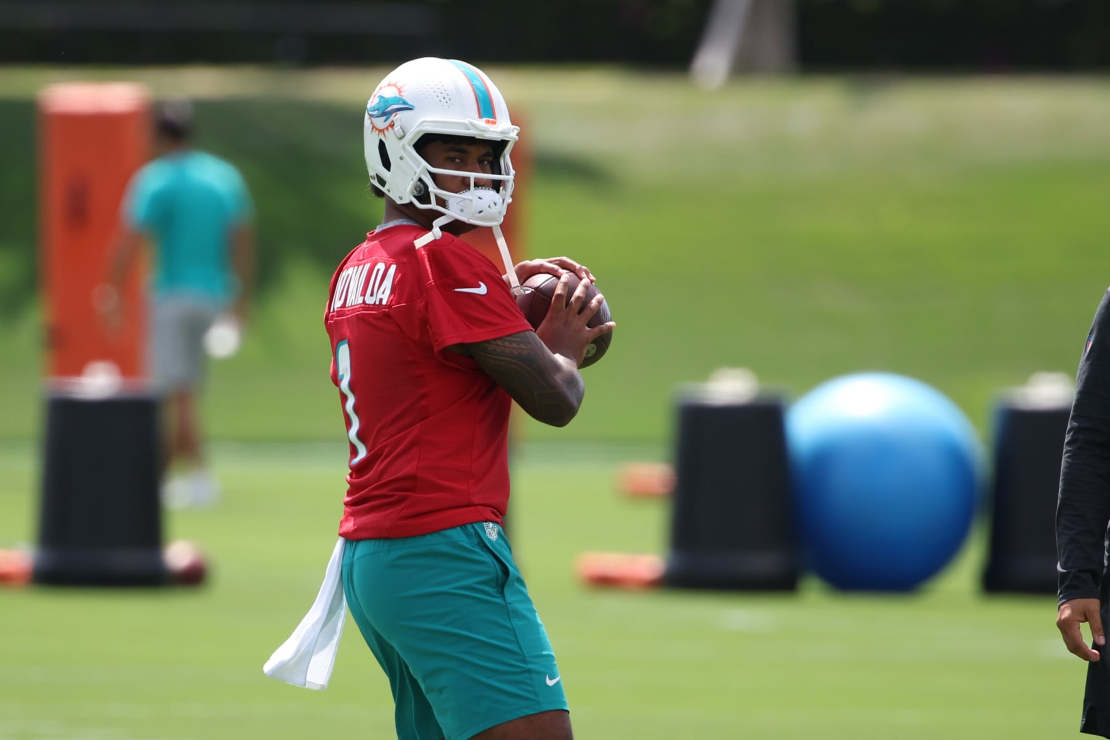 MIAMI GARDENS, FL - JUNE 04: Miami Dolphins quarterback Tua Tagovailoa (1) throws passes during the Miami Dolphins Mini Camp on Tuesday, June 4, 2024 at Baptist Health Training Complex in Miami Gardens, Fla. (Photo by Peter Joneleit/Icon Sportswire via Getty Images) MIAMI GARDENS, FL - JUNE 04: Miami Dolphins quarterback Tua Tagovailoa (1) throws passes during the Miami Dolphins Mini Camp on Tuesday, June 4, 2024 at Baptist Health Training Complex in Miami Gardens, Fla. (Photo by Peter Joneleit/Icon Sportswire via Getty Images)