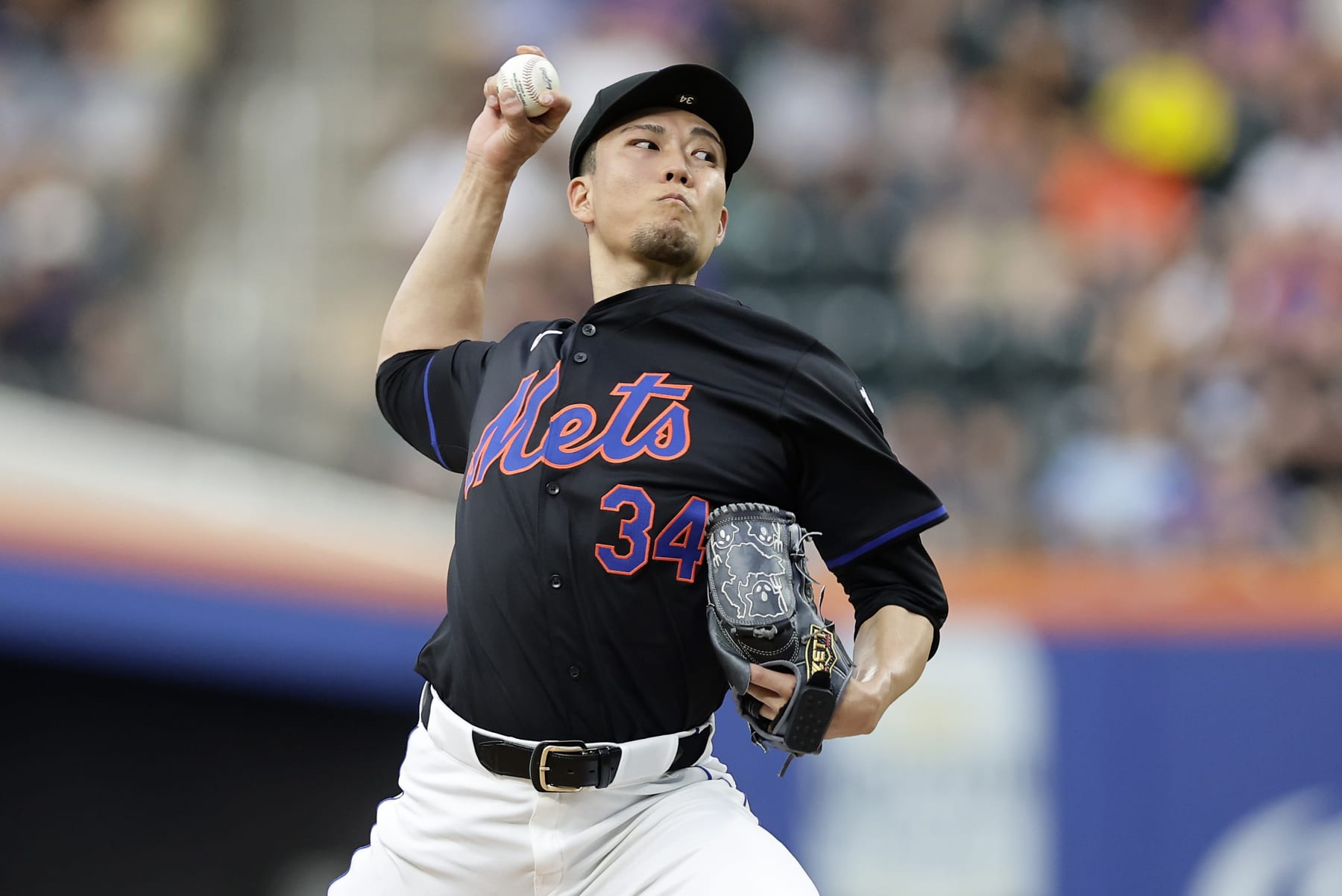 NEW YORK, NEW YORK - JULY 26:  Kodai Senga #34 of the New York Mets pitches during the second inning against the Atlanta Braves at Citi Field on July 26, 2024 in New York City. (Photo by Jim McIsaac/Getty Images)